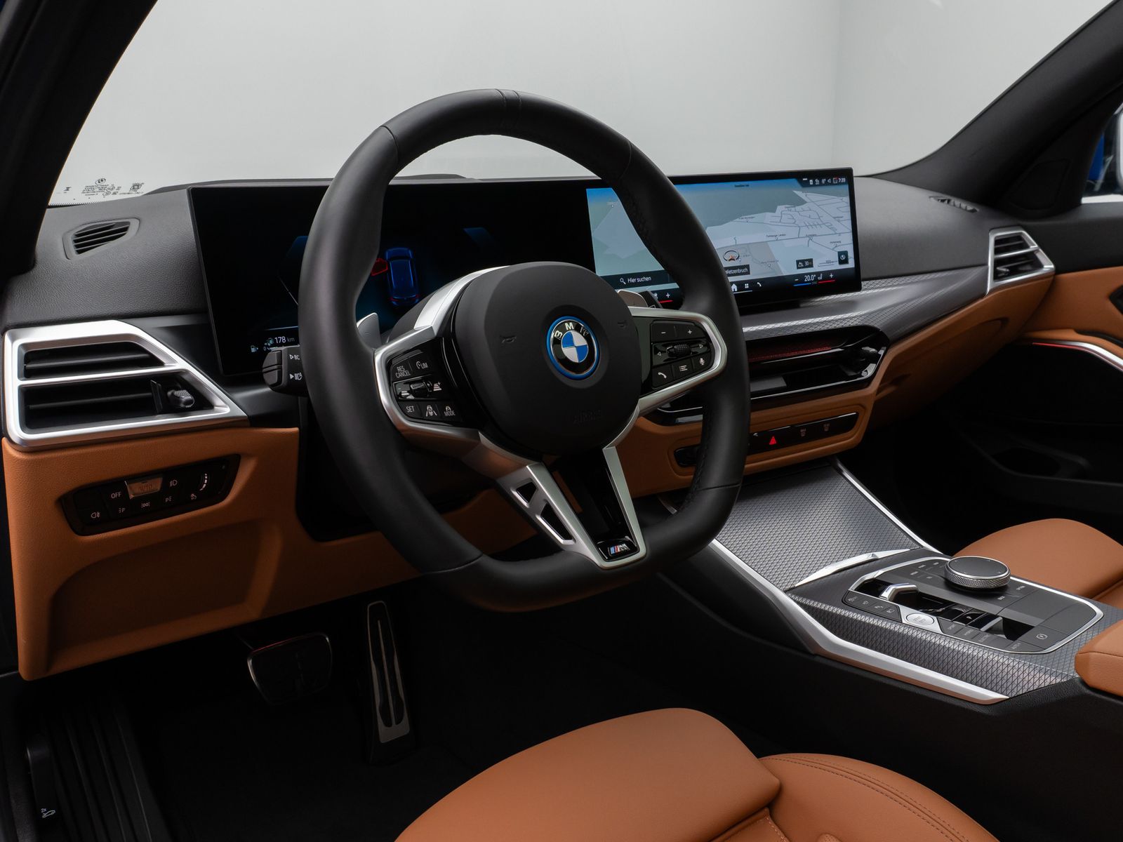 Fahrzeugabbildung BMW 330e M Sport Panorama 360°HUD HiFi AHK Komfort