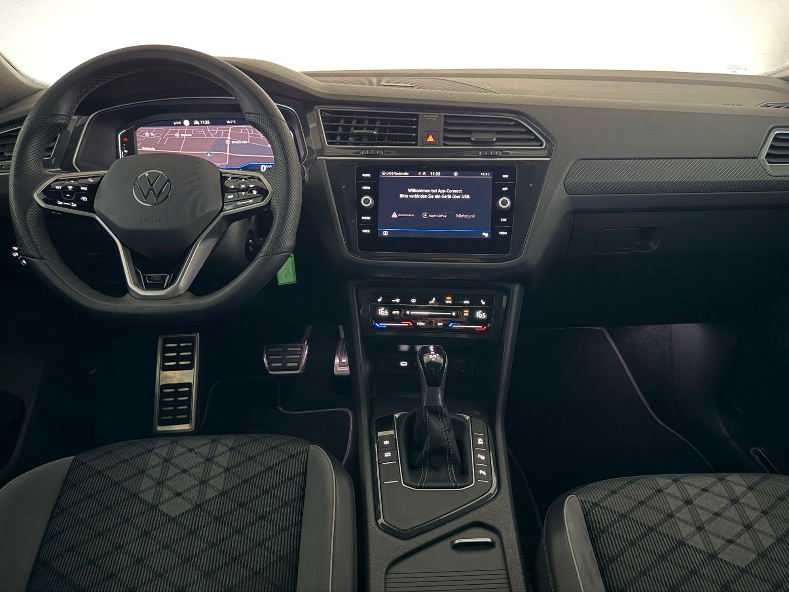 Fahrzeugabbildung Volkswagen Tiguan 2.0 TDI R-LINE/IQ-LED/KAMERA/ACC/AMBI+