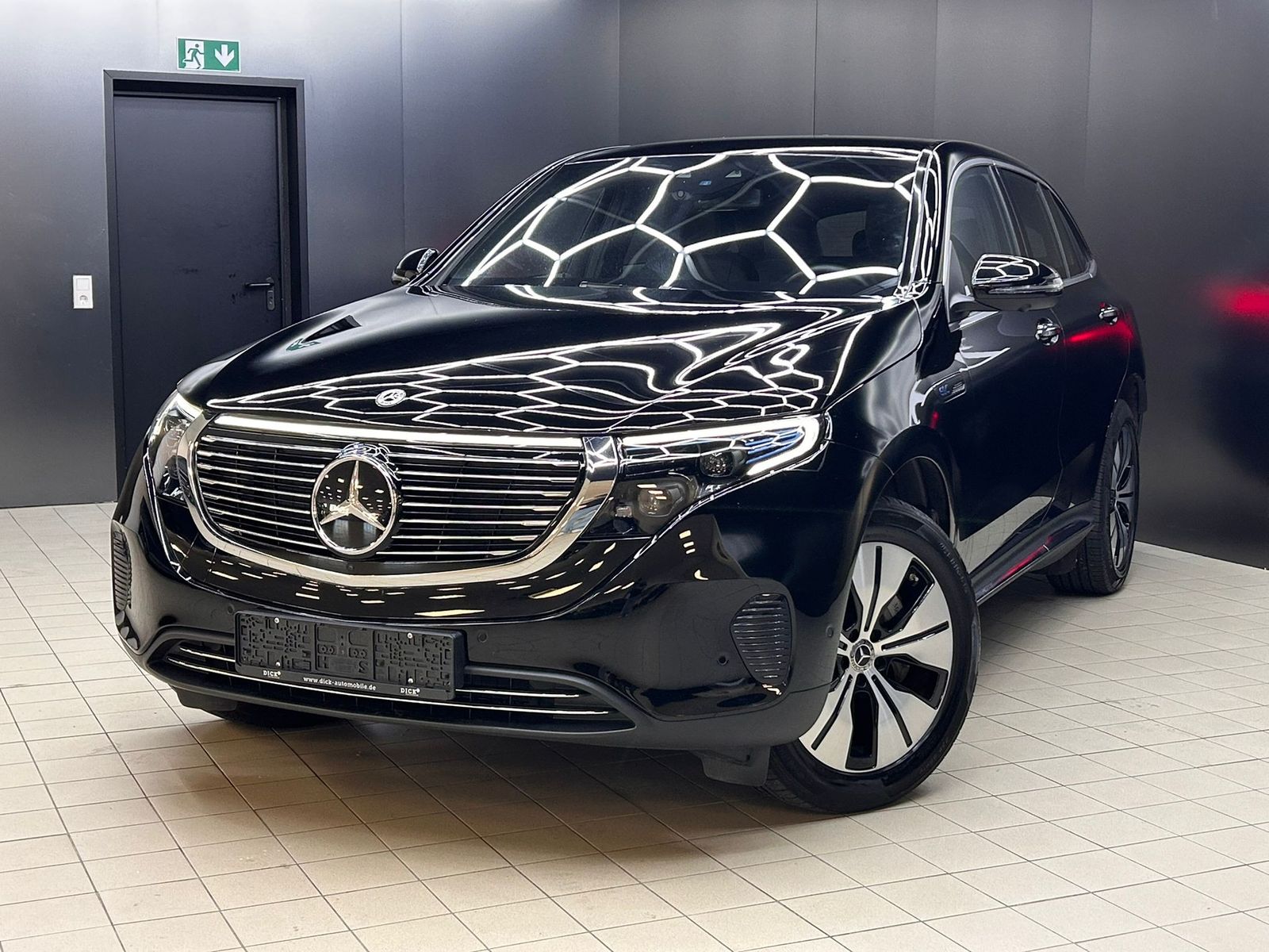 Fahrzeugabbildung Mercedes-Benz EQC 400 4M WIDES+MULTIB+HEAD+ACC+SHZ+AHK+WP+360+