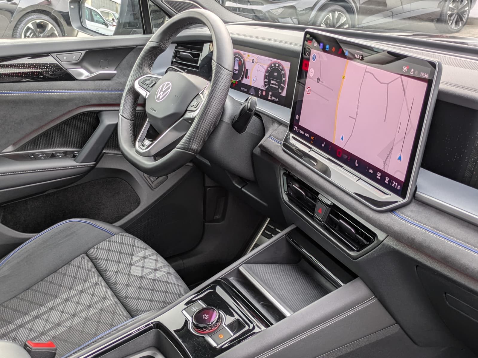 Fahrzeugabbildung Volkswagen Tayron 2.0 TDI 4M R-Line 7Si*MATRIX*AHK*PANO*HUD