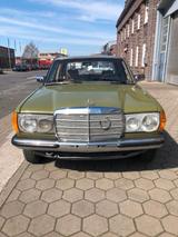 Mercedes-Benz 200 - Mercedes-Benz aus 1981 mit Diesel-Antrieb