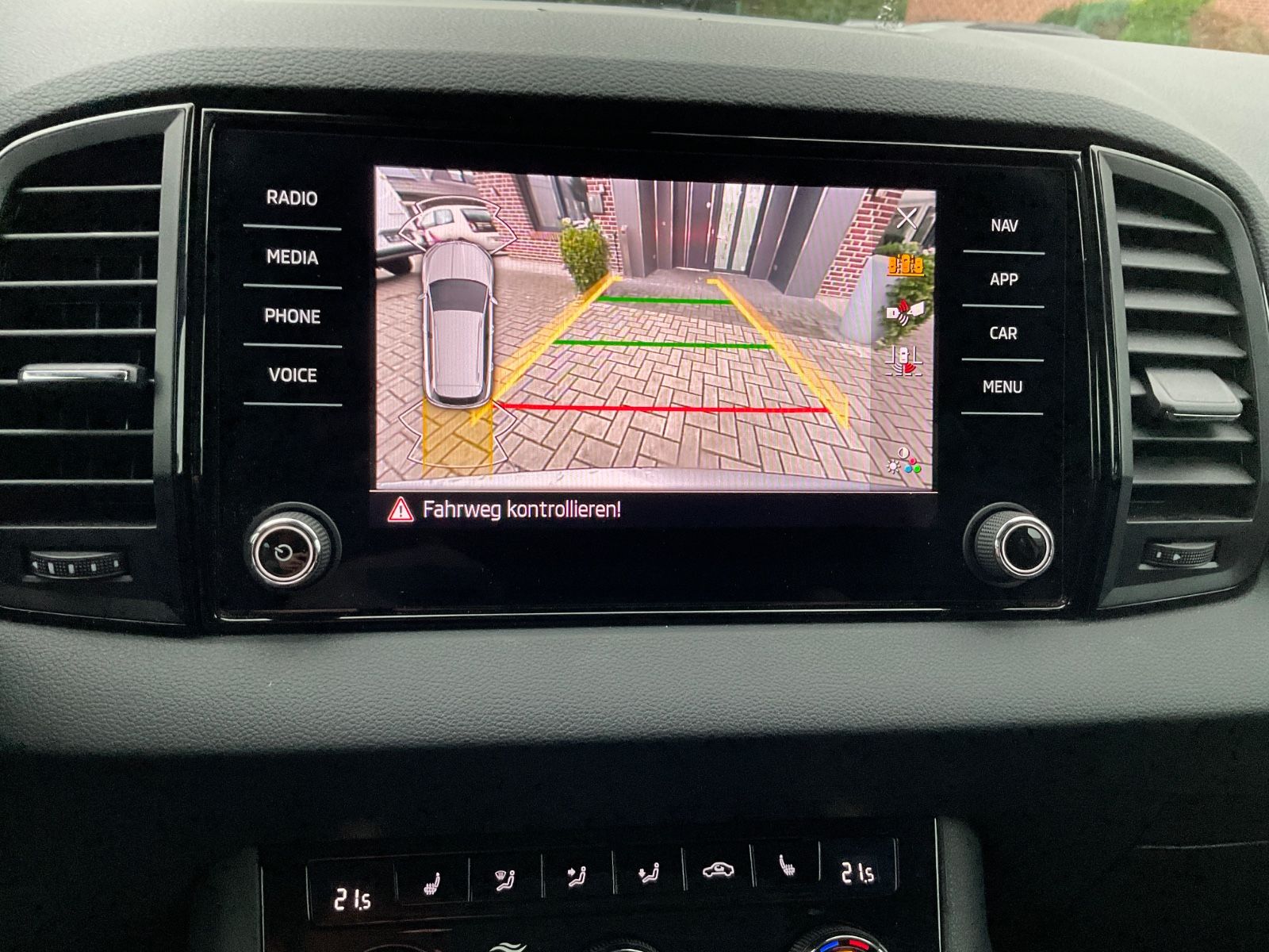 Fahrzeugabbildung SKODA Karoq 1.5l TSI DSG ACC,Kamera,Navi,LED,ACC