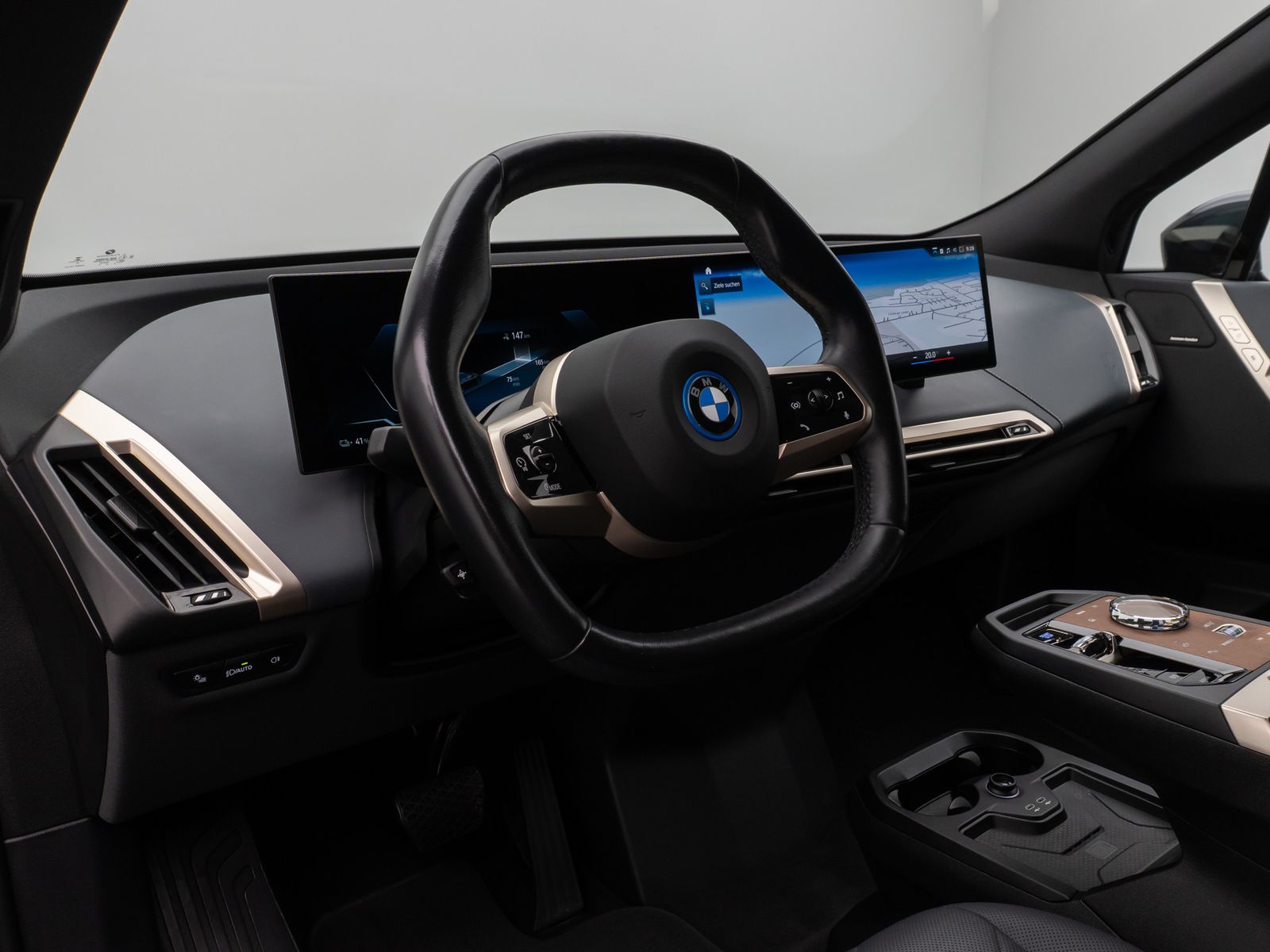 Fahrzeugabbildung BMW iX xD40 Panorama 360°DAB H/K Laser ACC AHK Sport