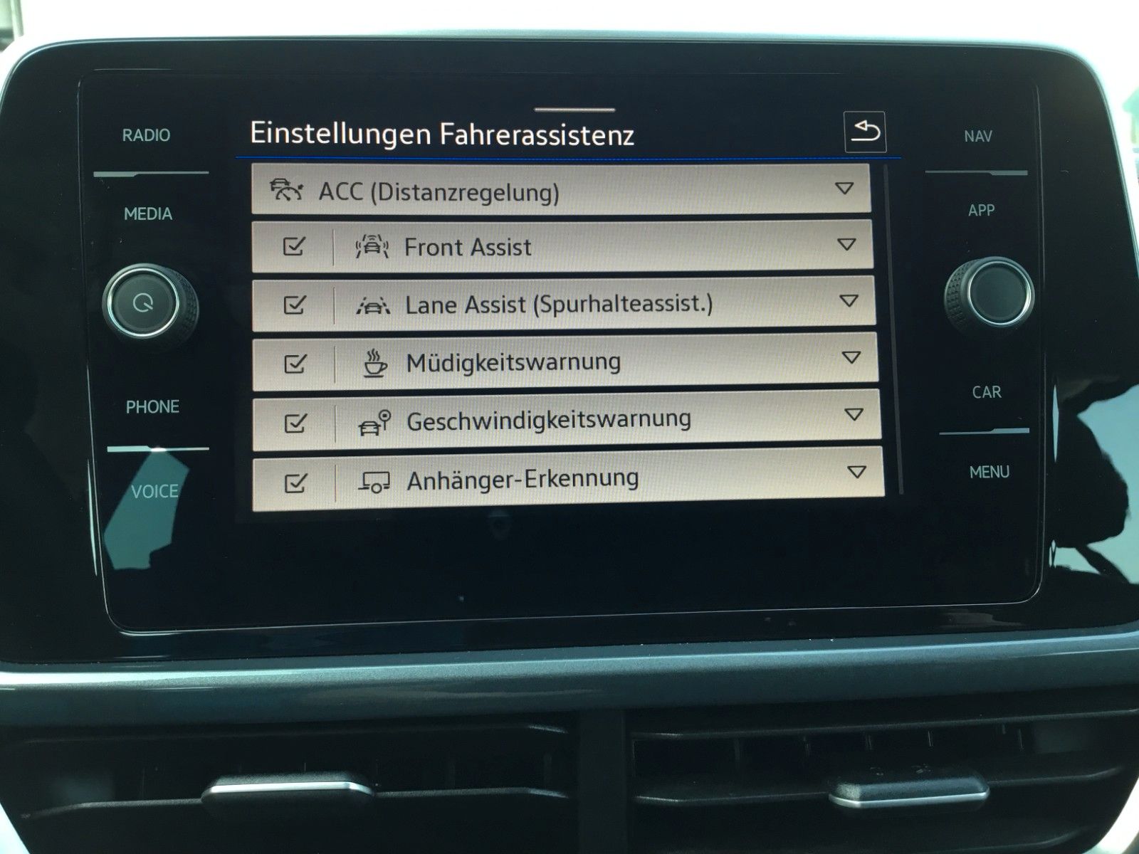 Fahrzeugabbildung Volkswagen T-Roc 1.5 TSI DSG Style+AHK+LED+ACC+17"+Kamera