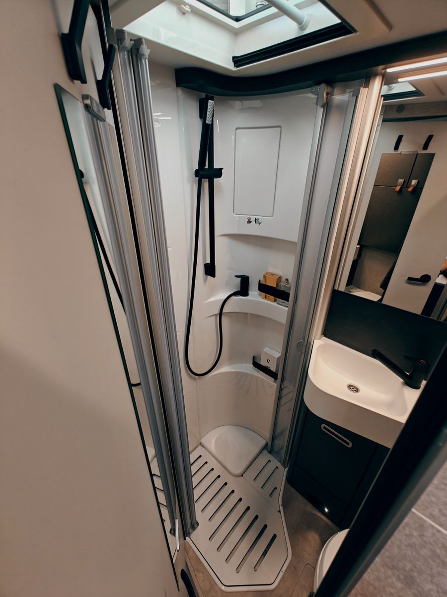 Fahrzeugabbildung HYMER / ERIBA / HYMERCAR ML - T 580 4x4² RSX - SANSIBAR® LTD. PTS PANTONE