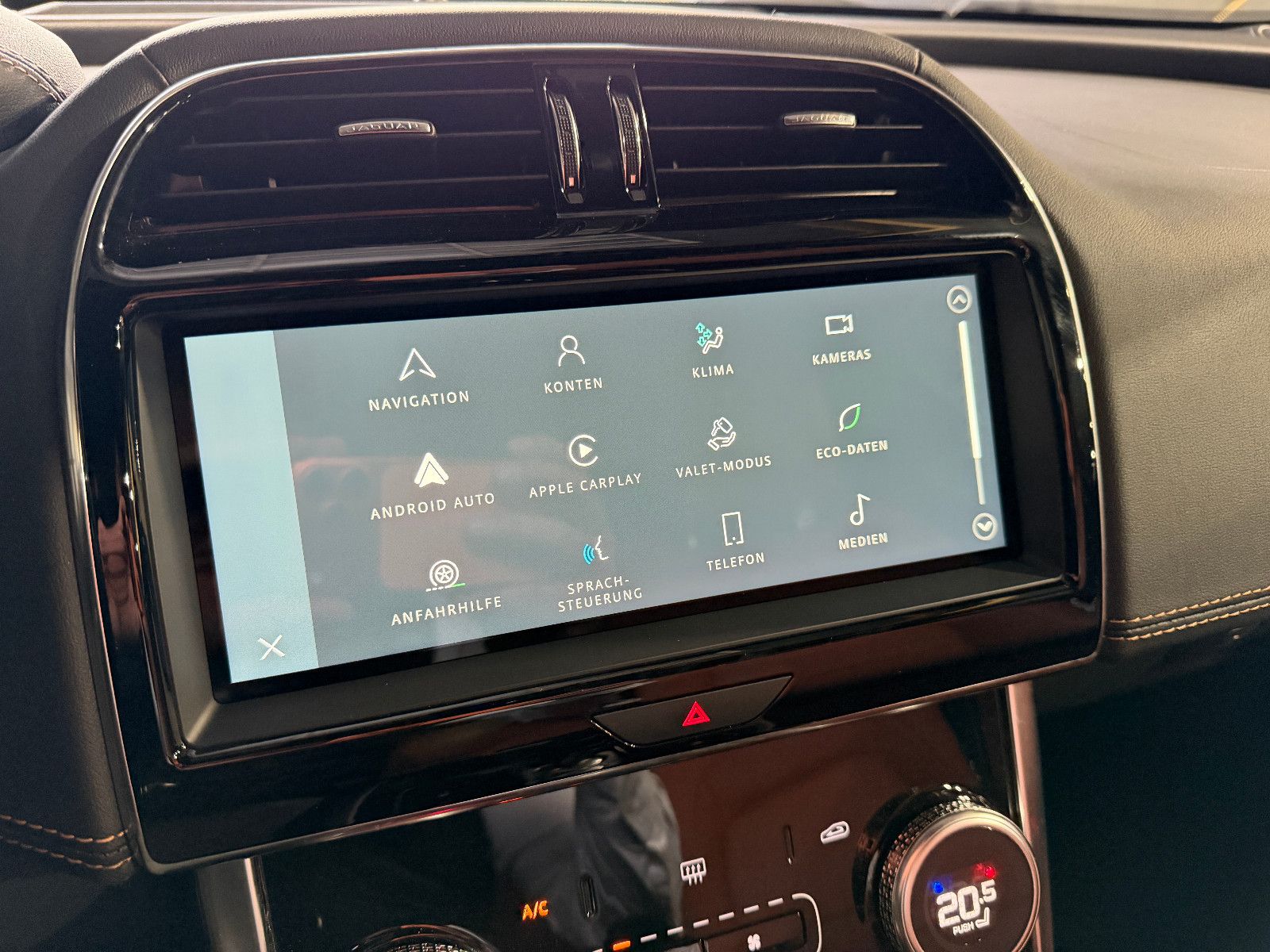 Fahrzeugabbildung Jaguar XE R-Dynamic Black/360°/NAVI/APPLE/SOUND/SHZ