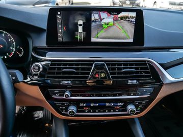 Fahrzeugabbildung BMW 520d xDrive Tour LEDER DRIVING-ASSIST INNOVATION