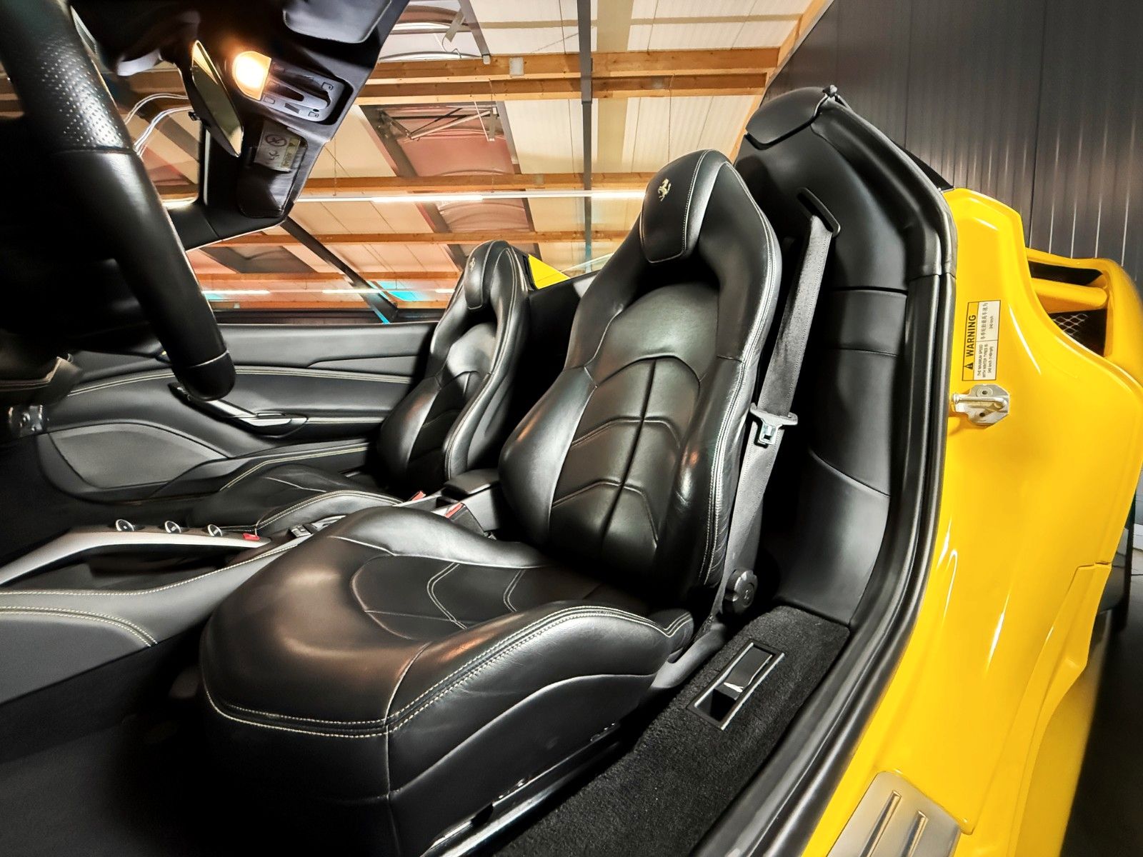 Fahrzeugabbildung Ferrari 488 Spider + Giallo Modena + Scuderia Shields