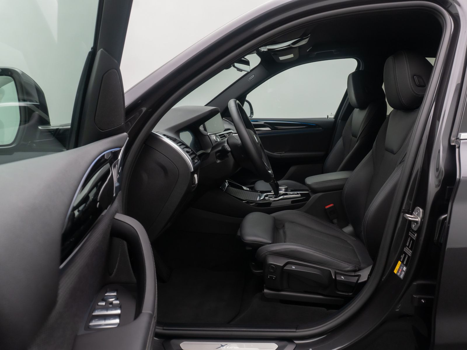 Fahrzeugabbildung BMW X3 xD30e xLine HUD DAB Kamera Alarm HiFi 19Zoll