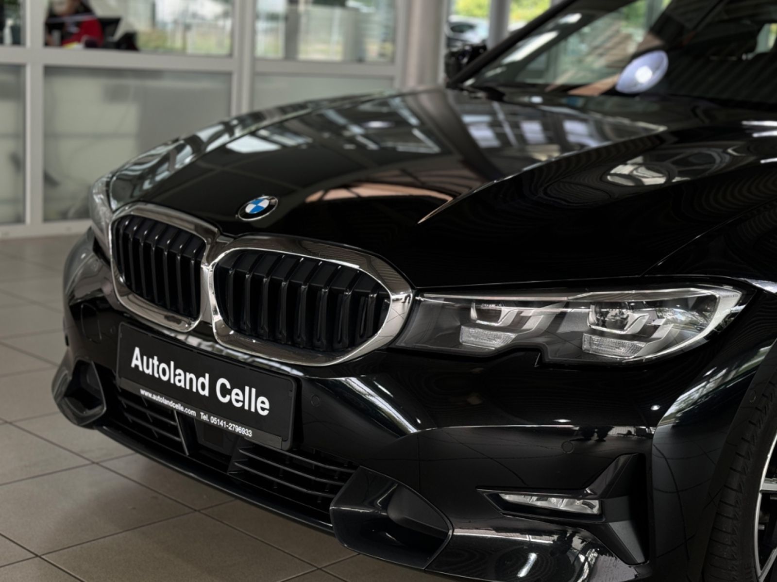 Fahrzeugabbildung BMW 330d xD Sport Line Panorama Kamera HUD DAB HiFi