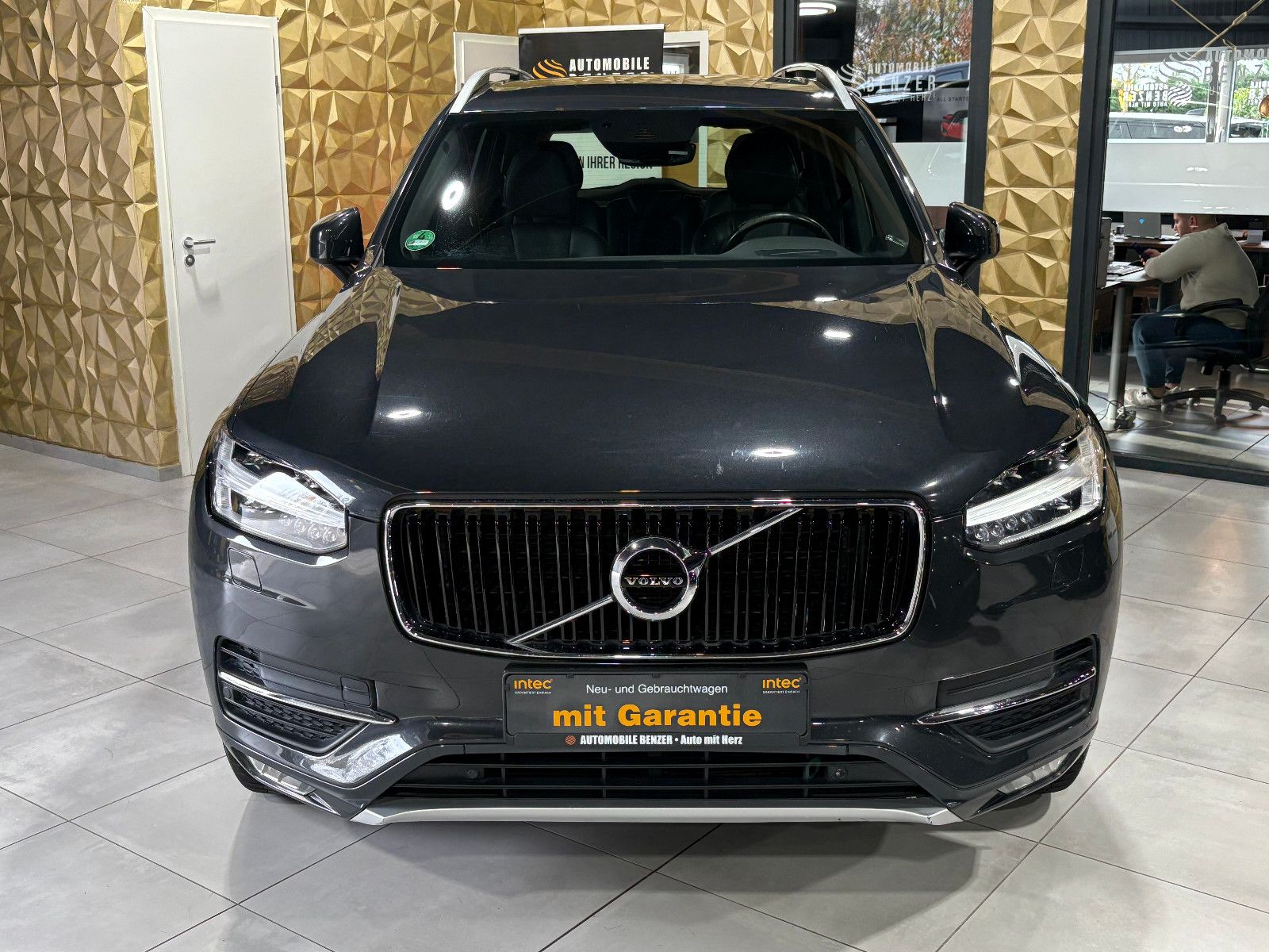 Fahrzeugabbildung Volvo XC90 Momentum AWD/NAVI/KAMERA/APPLE/KLIMA/SHZ