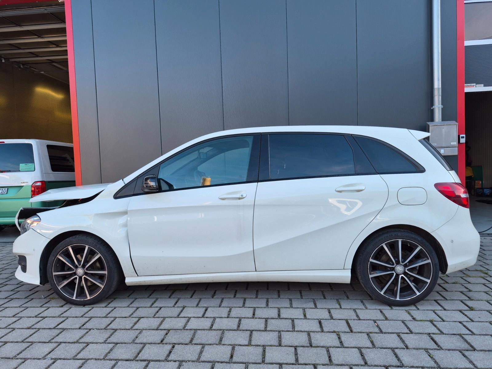 Mercedes-Benz B 180 1.6 Style Panorama LED 18"Alu Facelift