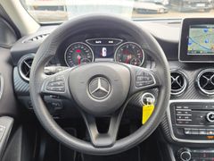Fahrzeugabbildung GLA 180 Navi Fahrerprofil Ambientebeleuchtung SH