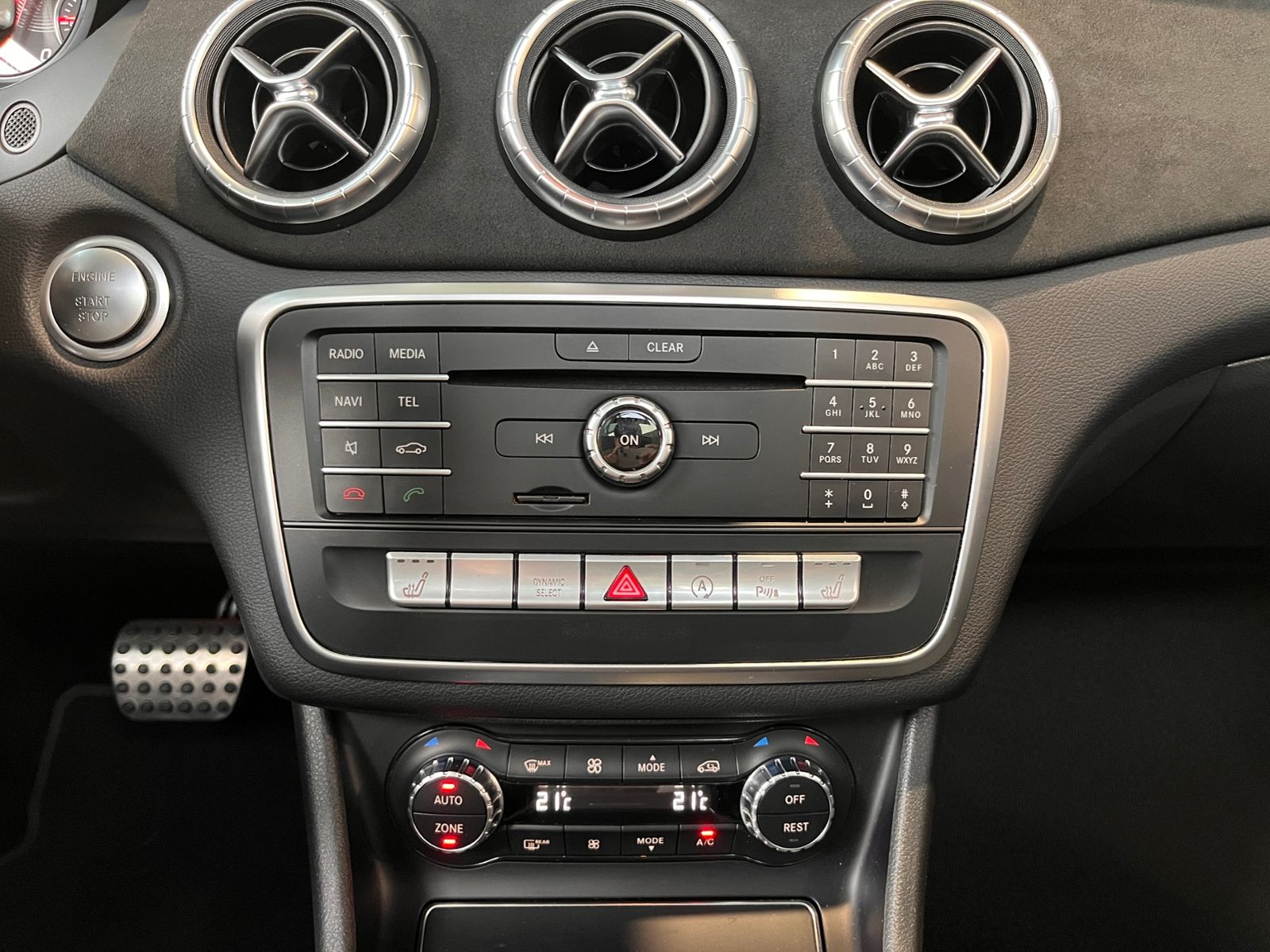 Fahrzeugabbildung Mercedes-Benz CLA 200 AMG Night PANO H/K LED
