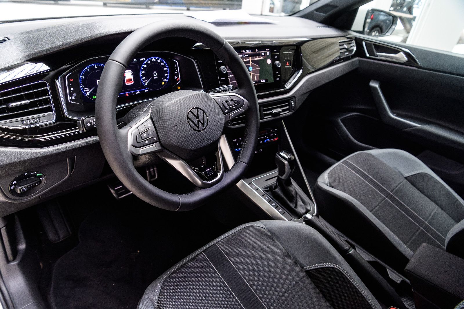 Fahrzeugabbildung Volkswagen Polo 1.0l TSI DSG Edition 50+Matrix+Navi+ACC