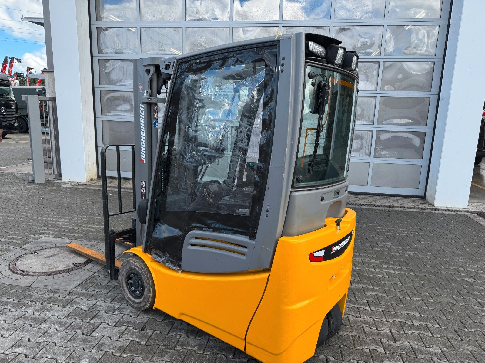 Fahrzeugabbildung Jungheinrich EFG 215 / Triplex: 4.25m! / SS / nur 3.092h!