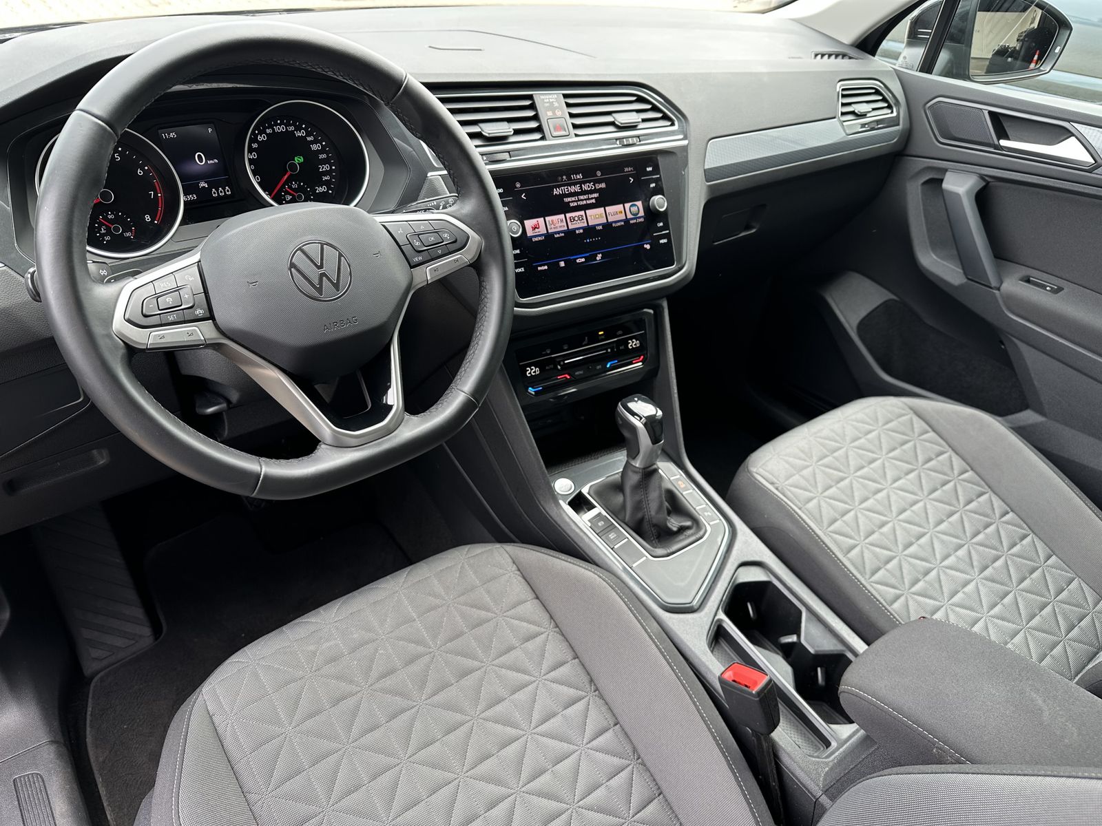 Fahrzeugabbildung Volkswagen Tiguan 1.5 TSI DSG Life LED+ACC+KAMERA+KEYLESSGO