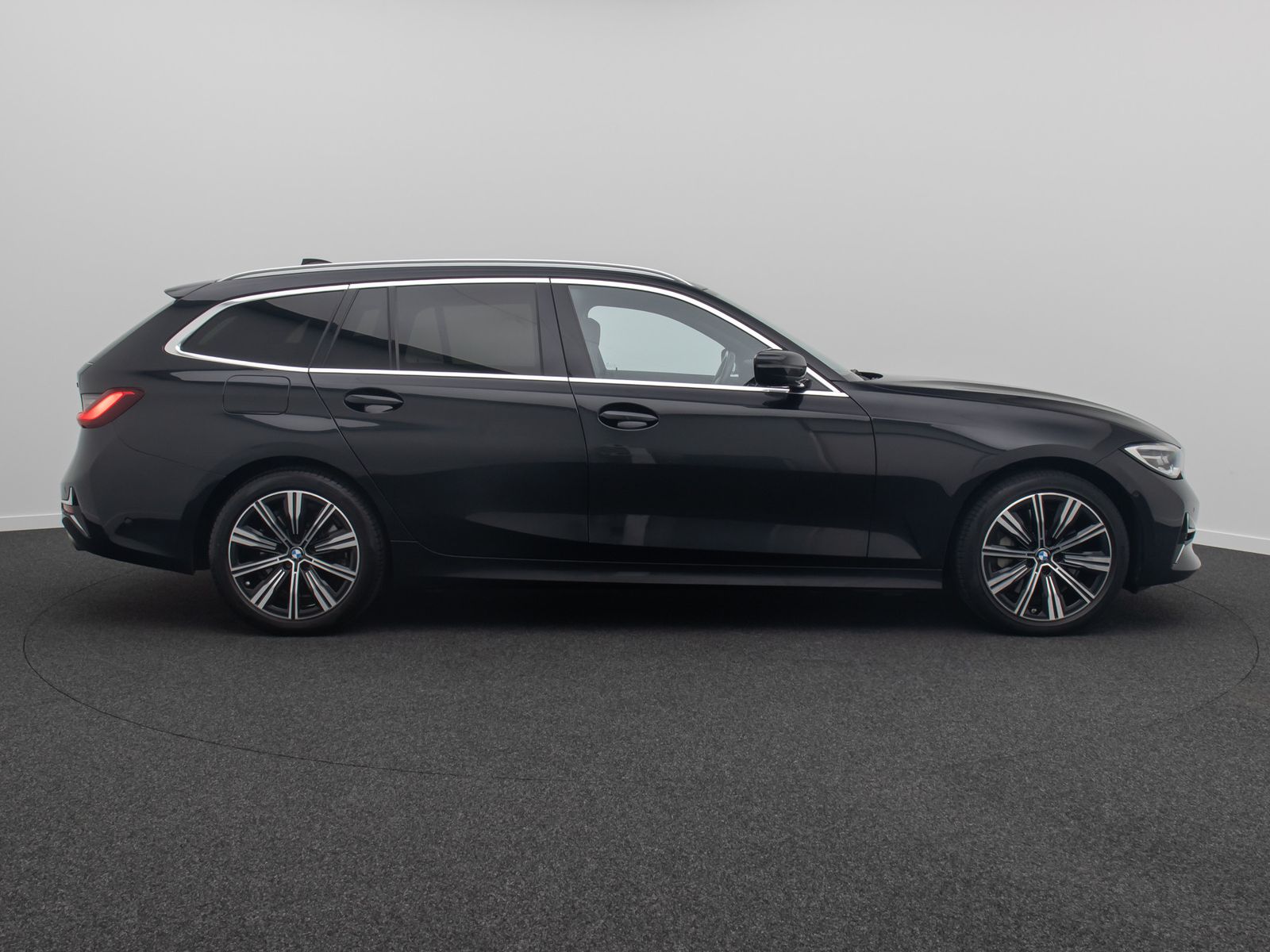 Fahrzeugabbildung BMW 330d xD Luxury Line HUD DAB Kamera AHK Panorama