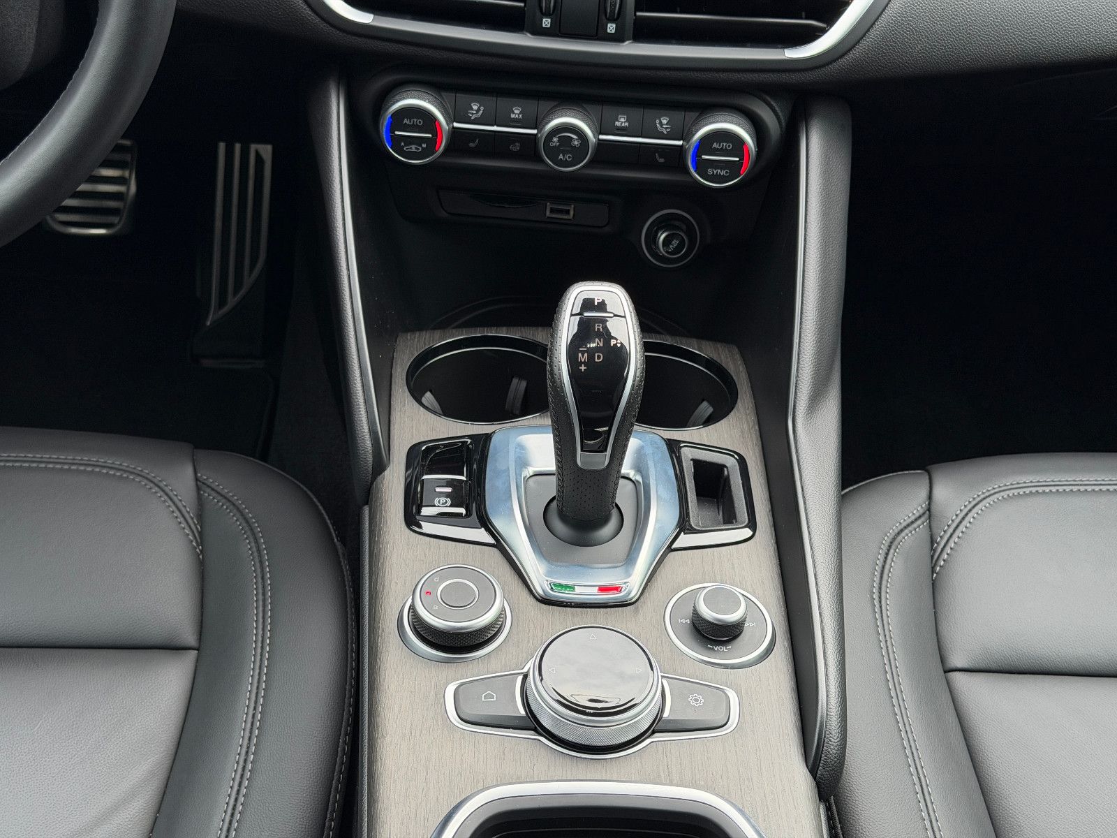 Fahrzeugabbildung Alfa Romeo Giulia Ti Q4/MEMORY/ACC/NAVI/KAMERA/SHZ