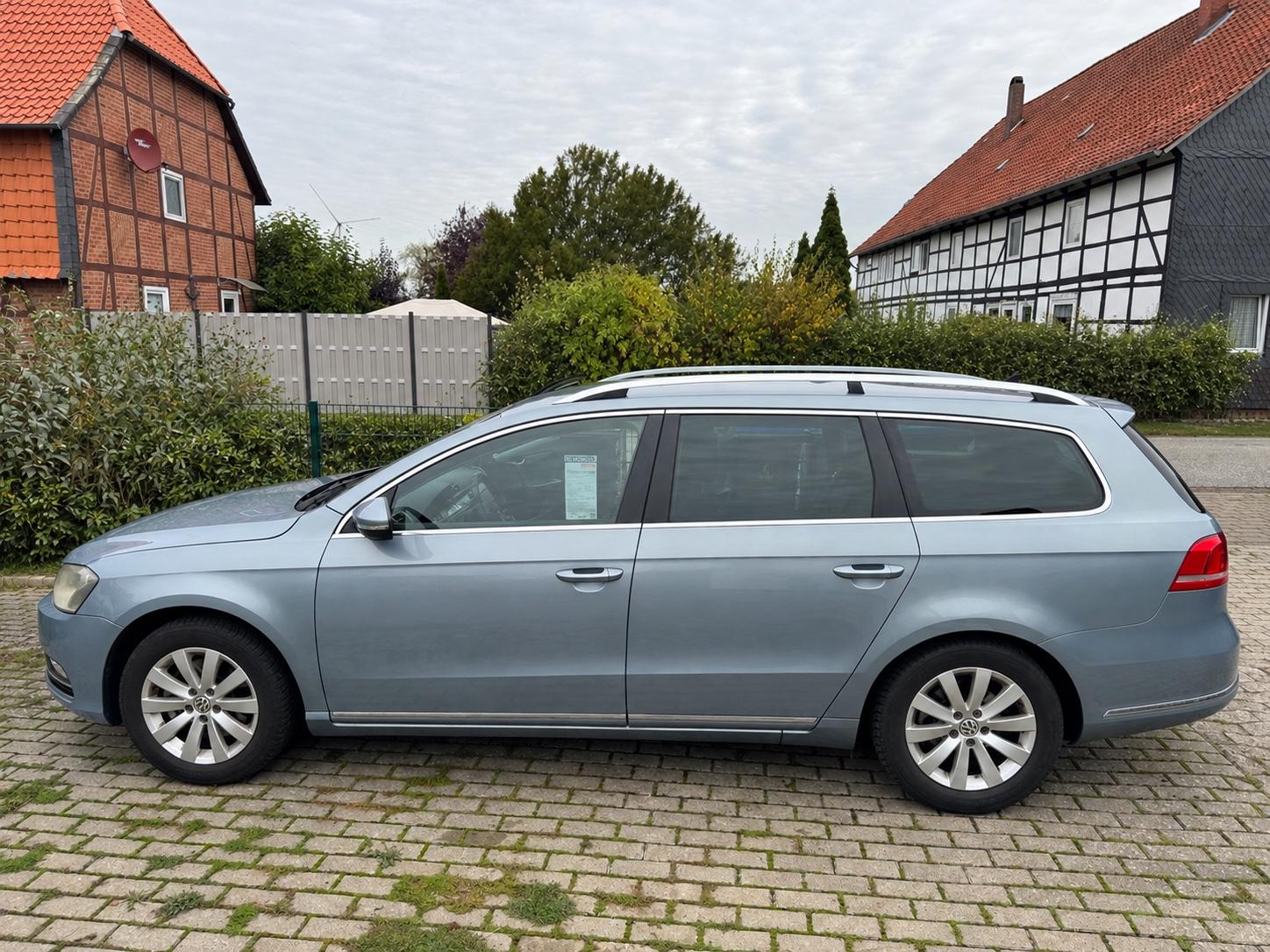 Volkswagen Passat 2011 — rear view