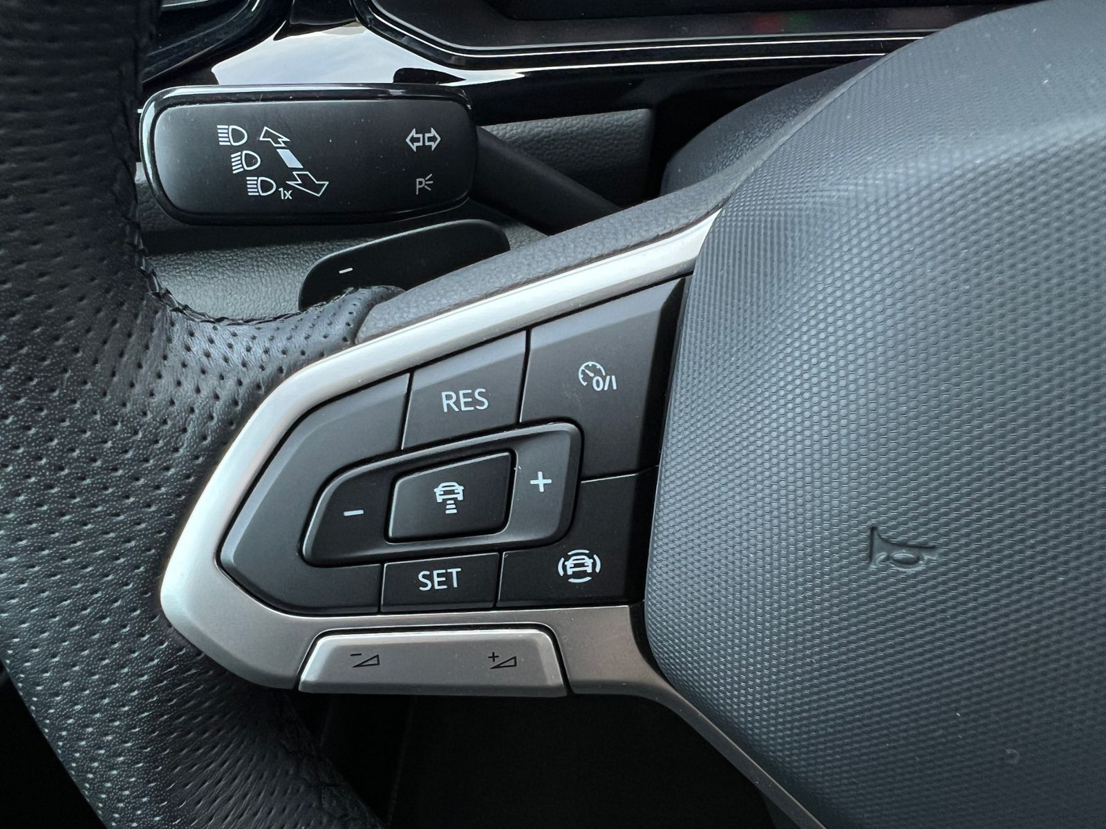 Fahrzeugabbildung Volkswagen T-Roc R-Line 1.5 TSI DSG *Black Style, AHK, LED,