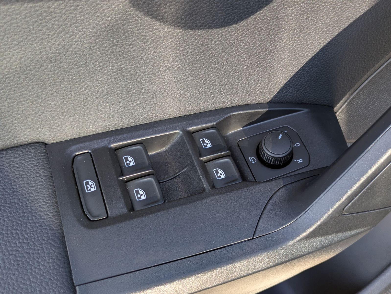 Fahrzeugabbildung SEAT Arona 1.5 TSI FR DSG AHK*ACC*LED*APP*DAB*KAMERA