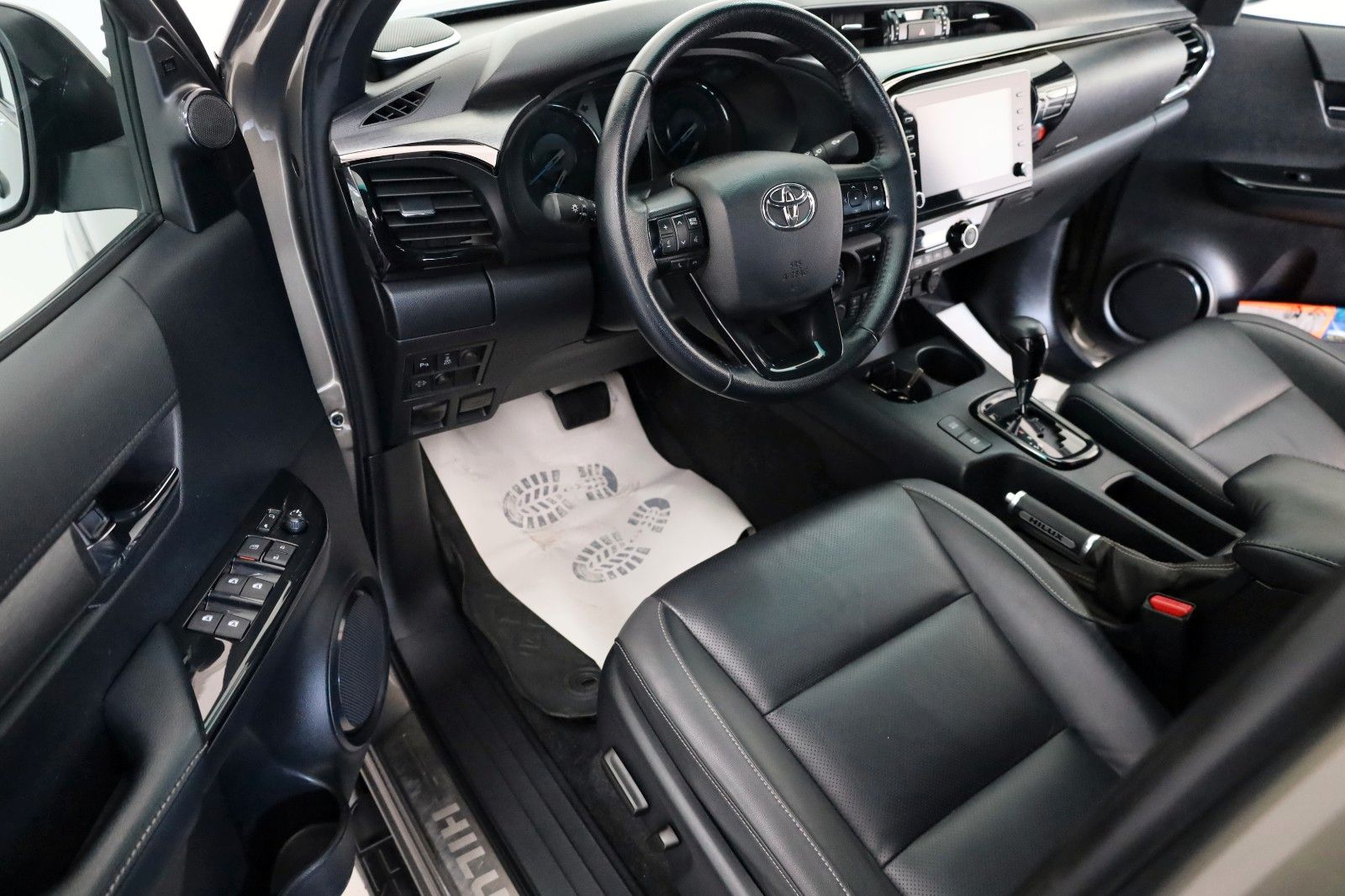 Fahrzeugabbildung Toyota Hilux 2.8 D-4D Invincible,4x4,ACC,Rollbügel, AHK