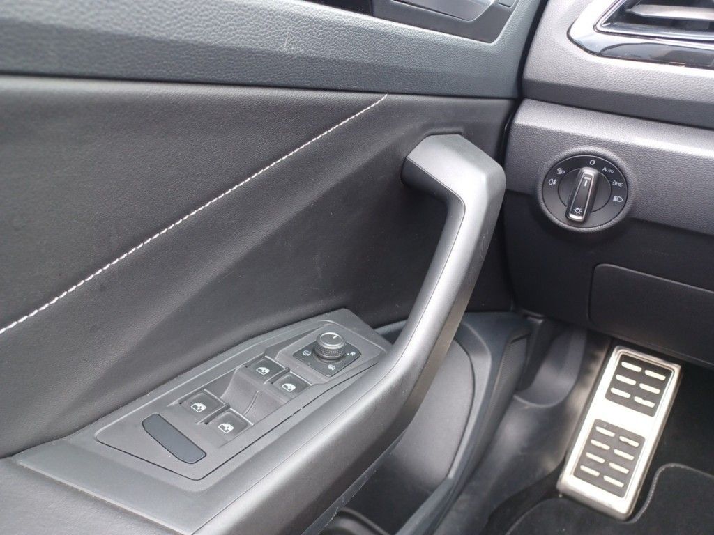 Fahrzeugabbildung Volkswagen T-Roc Cabriolet 1.5 TSI DSG R-Line Navi, Leder