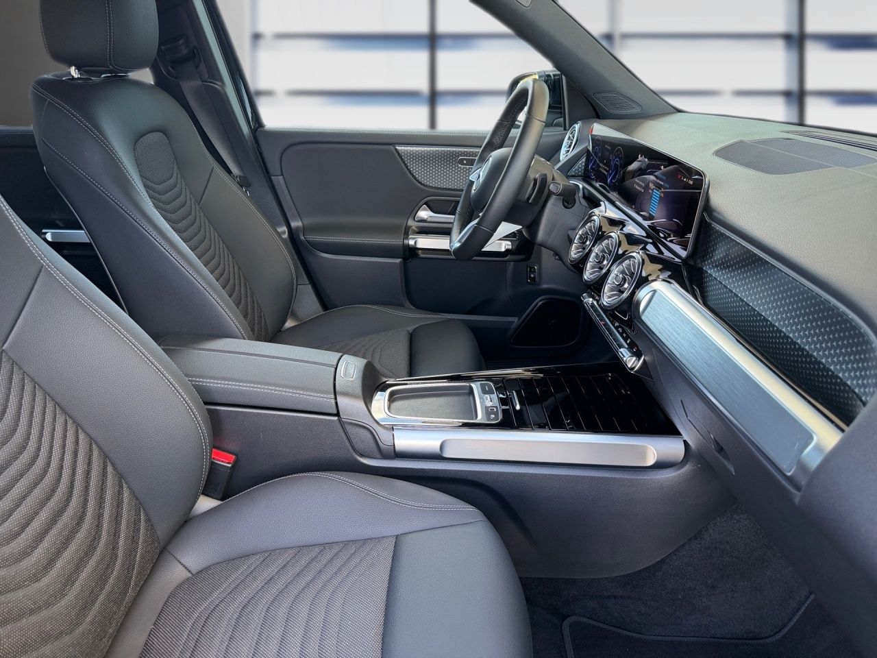 Fahrzeugabbildung Mercedes-Benz EQB 350 4M BONUS+AHK+PANO+360°+DISTR+WINTER+KEYL