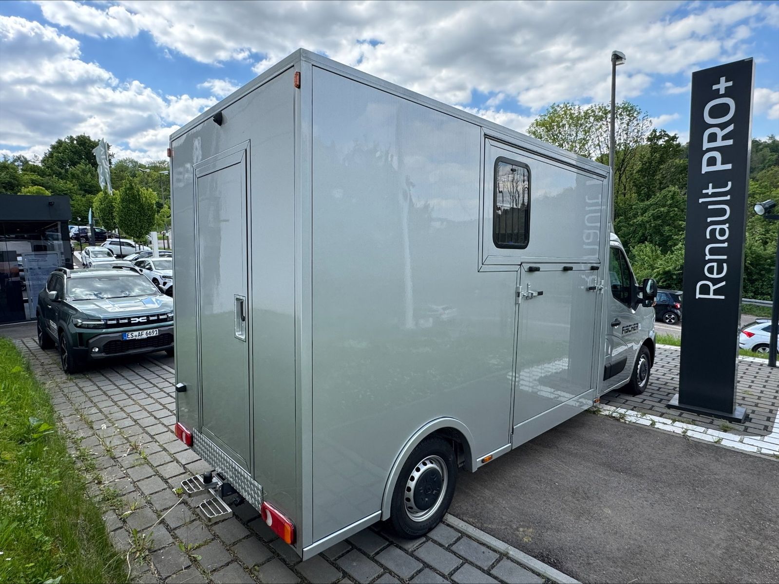 Fahrzeugabbildung Renault Master Fahrgestell FWD Pferdeaufbau L3H1 3,5t E