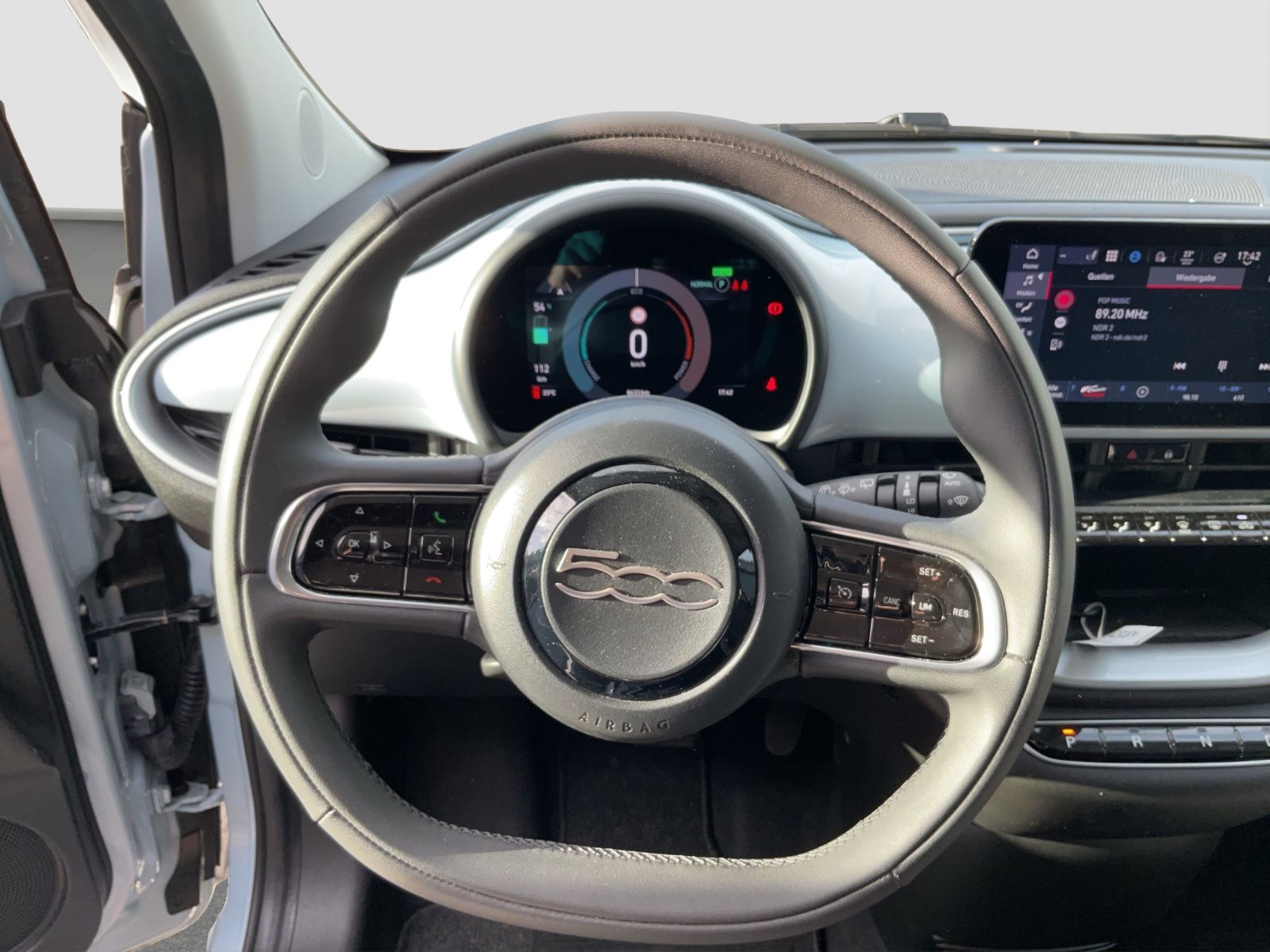 Fahrzeugabbildung Fiat 500e Icon Komfort-, Winter-, Parkpaket