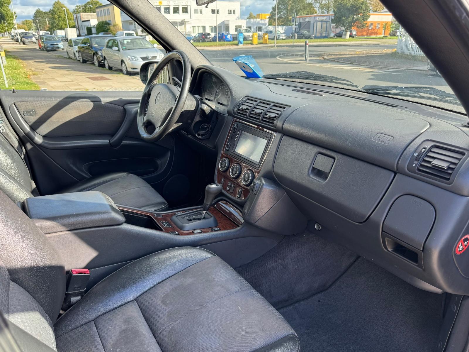 Mercedes-Benz ML270 2004 — photo 11