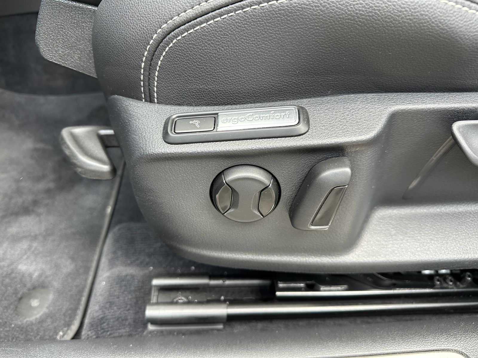 Fahrzeugabbildung Volkswagen Passat Variant HL NAV+LED+AHK+KAM+PANO+19ZO+AID