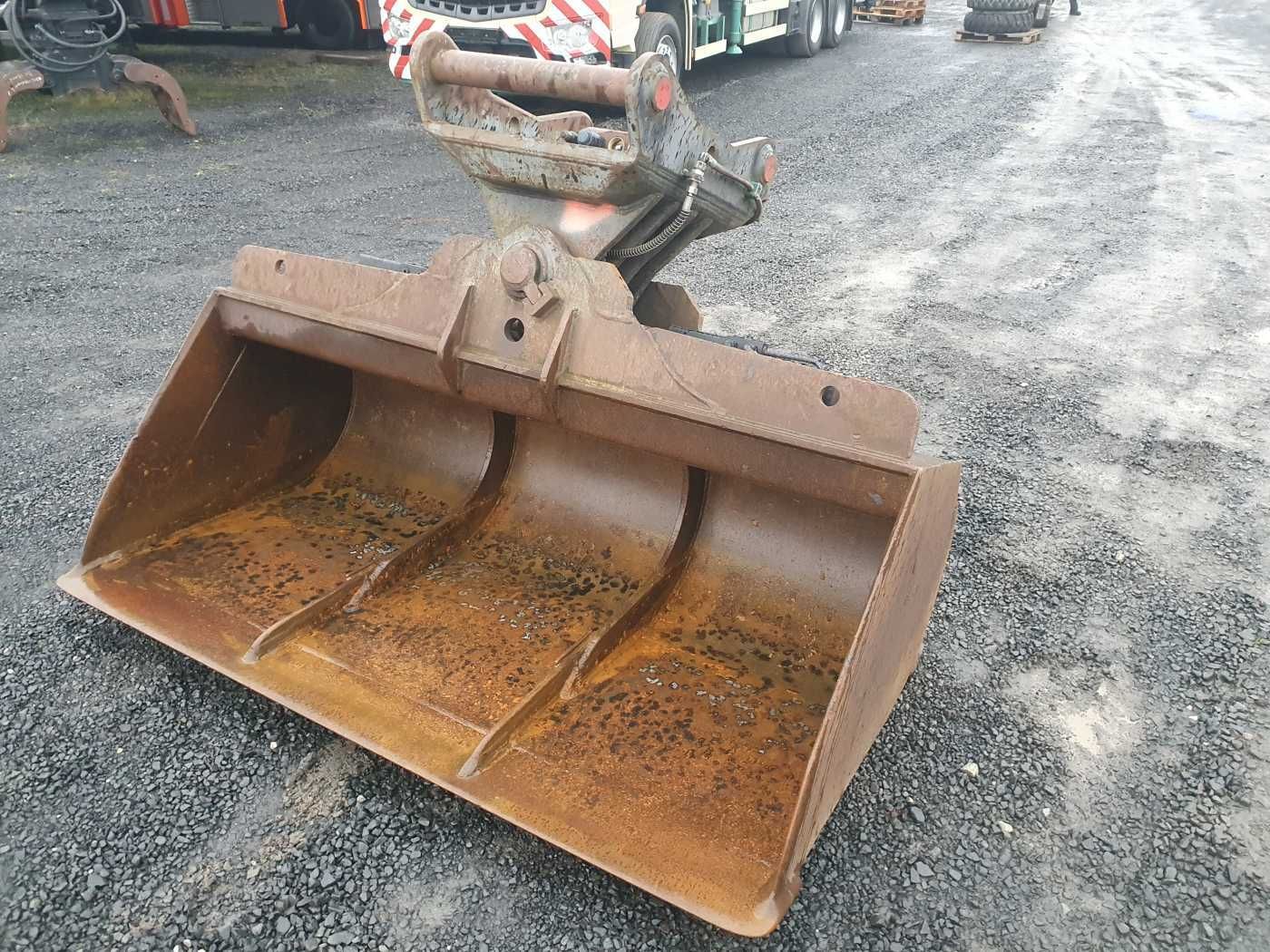Fahrzeugabbildung Andere Hydraulischer Grabenräumlöffel / schwenkbar OQ80