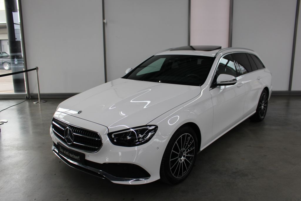 MERCEDES-BENZ E 220 d T 4M Avantgarde LED Kamera AHK Widescree