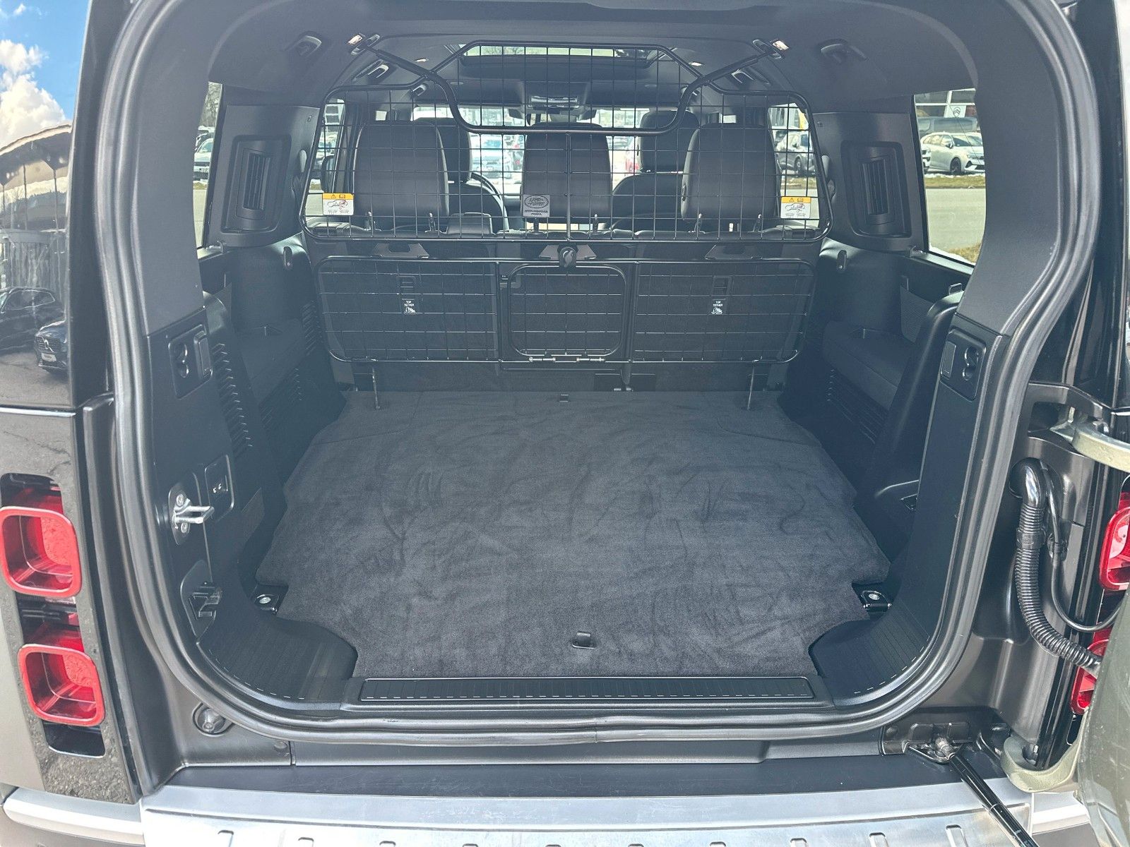 Fahrzeugabbildung Land Rover Defender 130 SE D300 AHK Sitzkühlung ACC