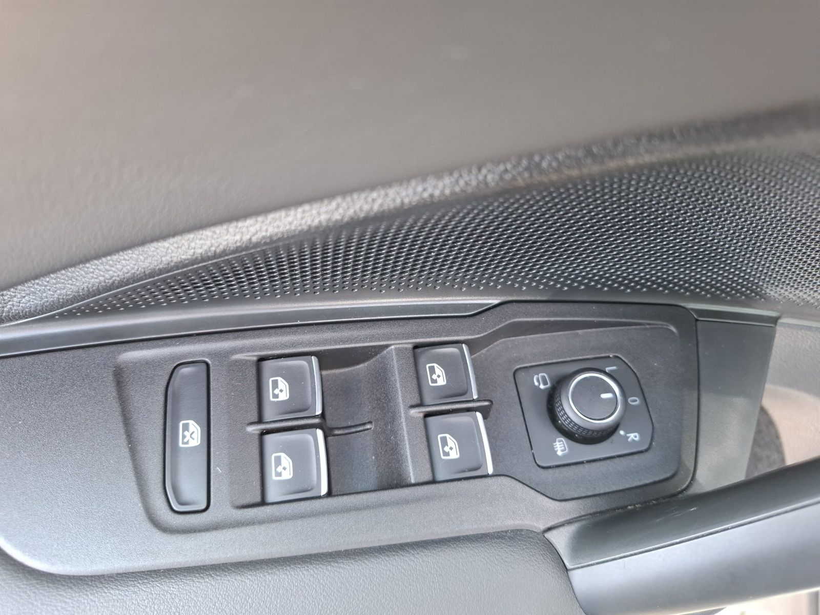 Fahrzeugabbildung Volkswagen Tiguan 2.0 TDI 4M R-Line BLACK*PAN*HK*AHK*MATRIX