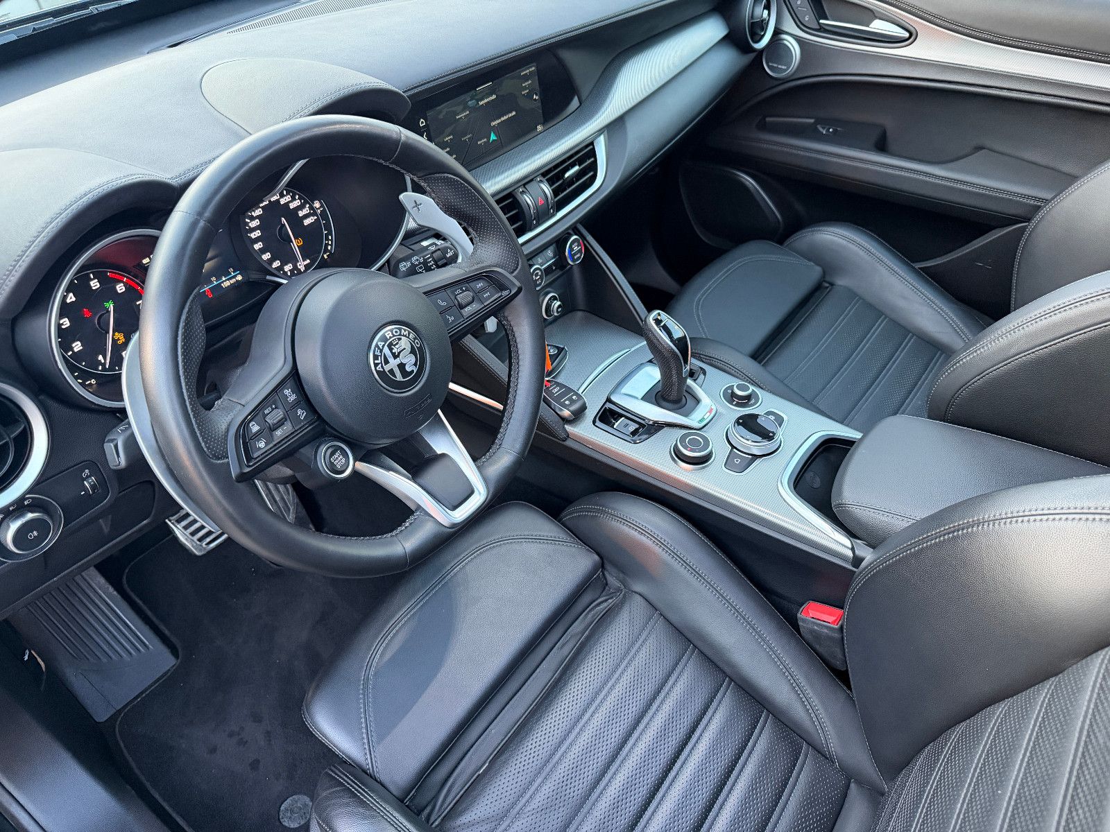 Fahrzeugabbildung Alfa Romeo Stelvio Veloce Q4/PANORAMA/H&K-SOUND/21''ZOLL