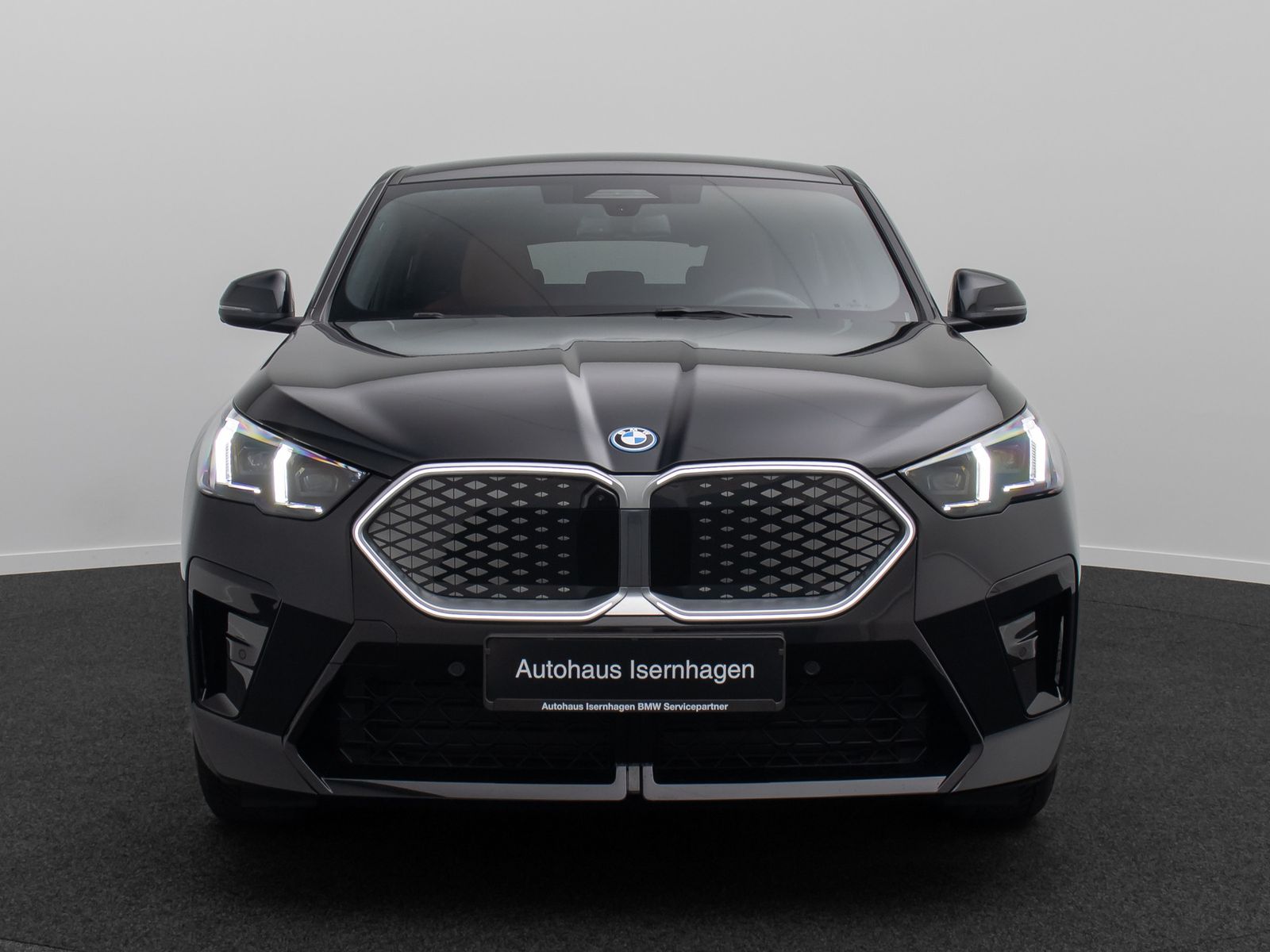 Fahrzeugabbildung BMW iX2 xD30 M Sport 360&deg;HUD DAB H/K Komfort AHK ACC