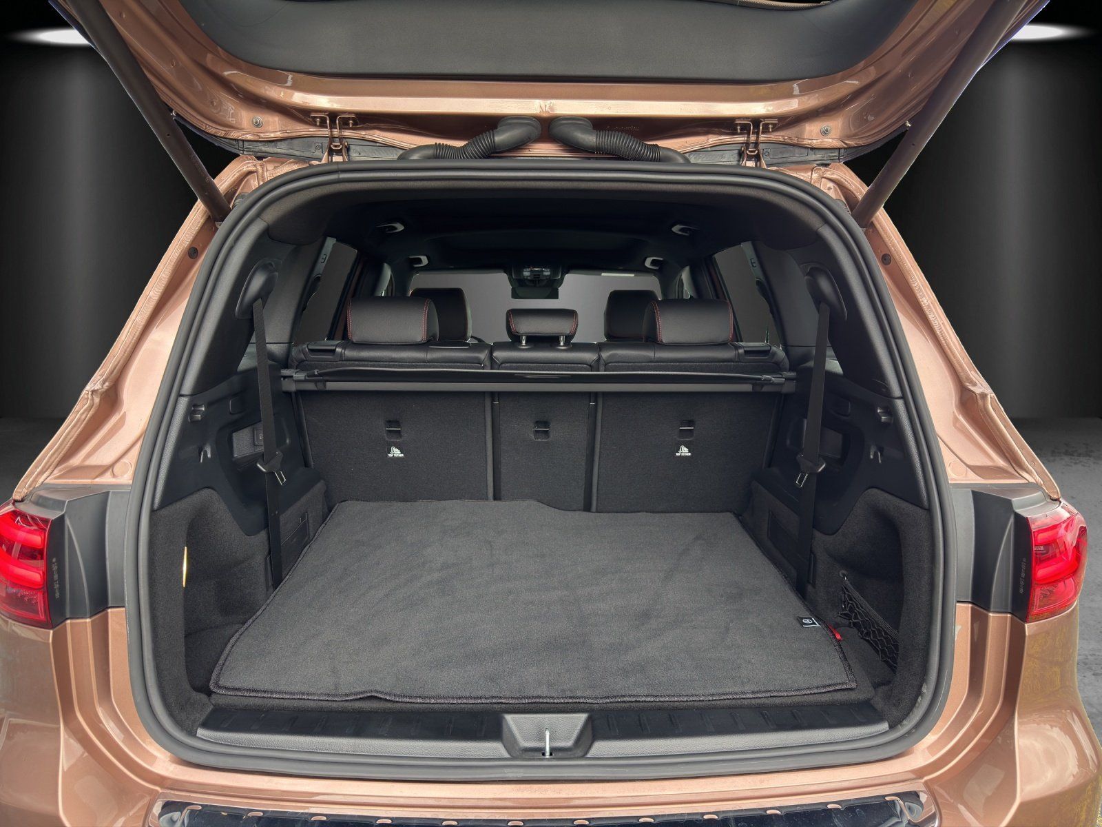 Fahrzeugabbildung Mercedes-Benz GLB250 4M AMG Prem DISTRO Pano AHK 7-Sitze KeyGo