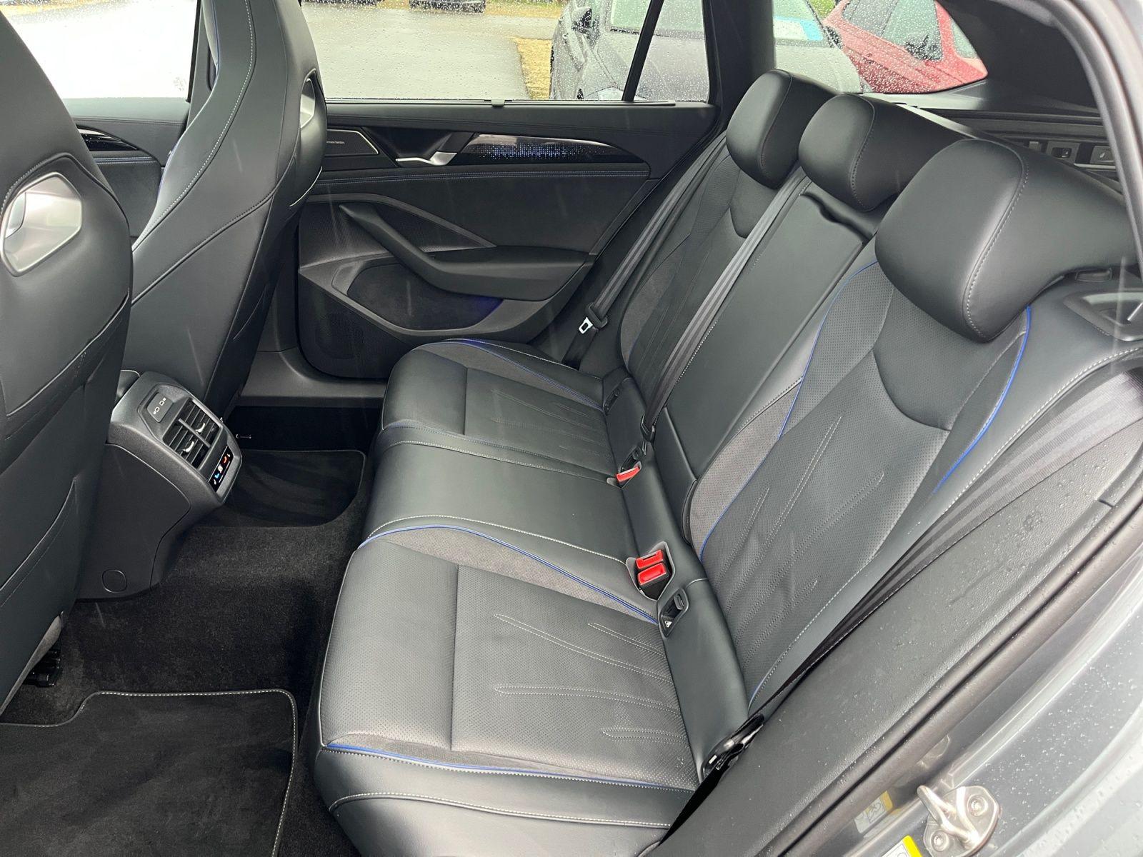 Volkswagen Passat Variant 2.0TDI R-Line DSG AHK Leder Pano 