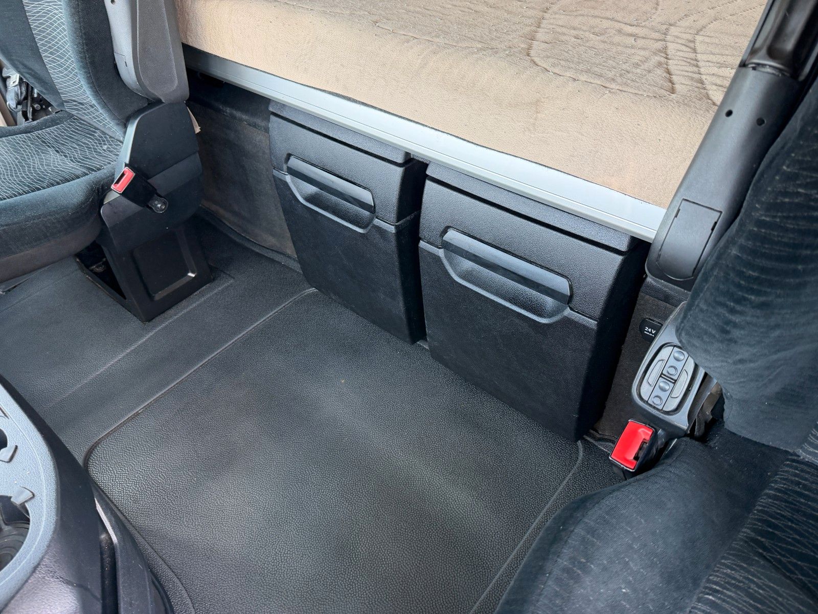 Fahrzeugabbildung Mercedes-Benz Actros 2542 L 6x2 Standklima Retarder