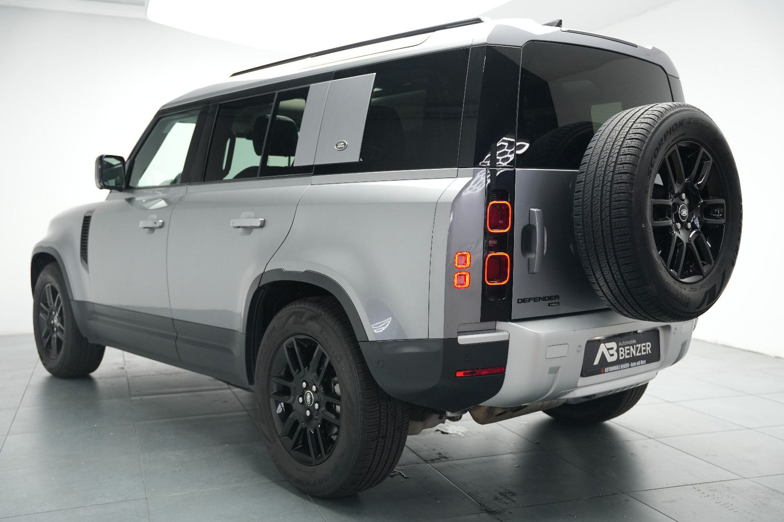 Fahrzeugabbildung Land Rover Defender 110 SE*Panorama*Meridian*360°KAM*Memory