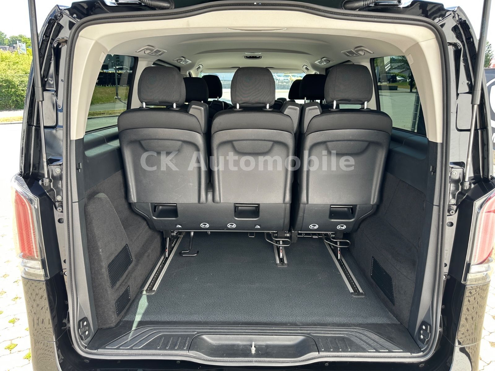 Fahrzeugabbildung Mercedes-Benz Vito Tourer 119 PRO lang/9 Sitze/Navi/LED/Kamera