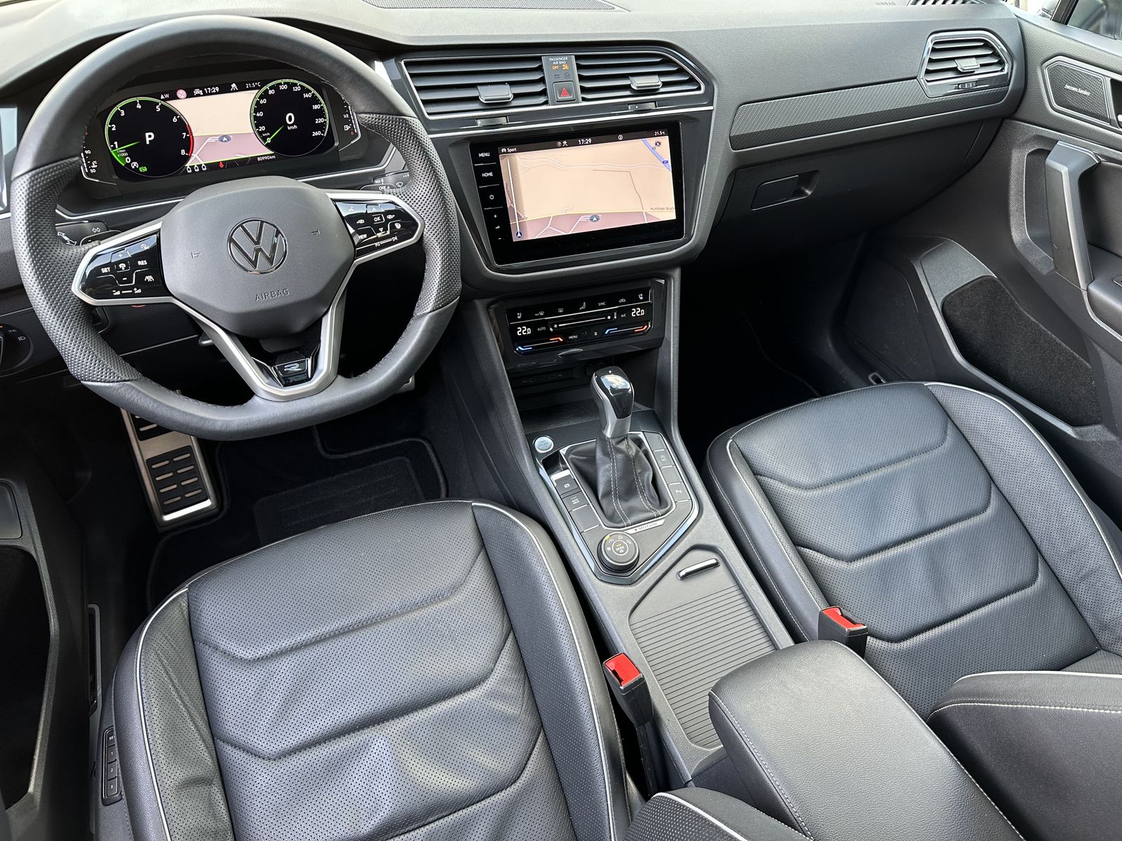 Fahrzeugabbildung Volkswagen Tiguan Allspace 2.0 TSI R-Line NAV+LED+AHK+PANO