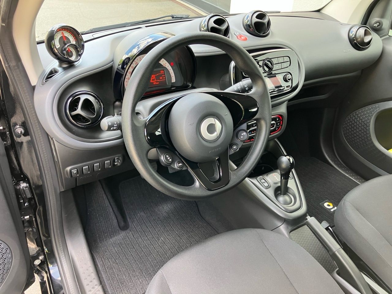 Fahrzeugabbildung Smart smart EQ fortwo 22KW+SITZHEIZ+KLIMAAUTO+DAB+USB