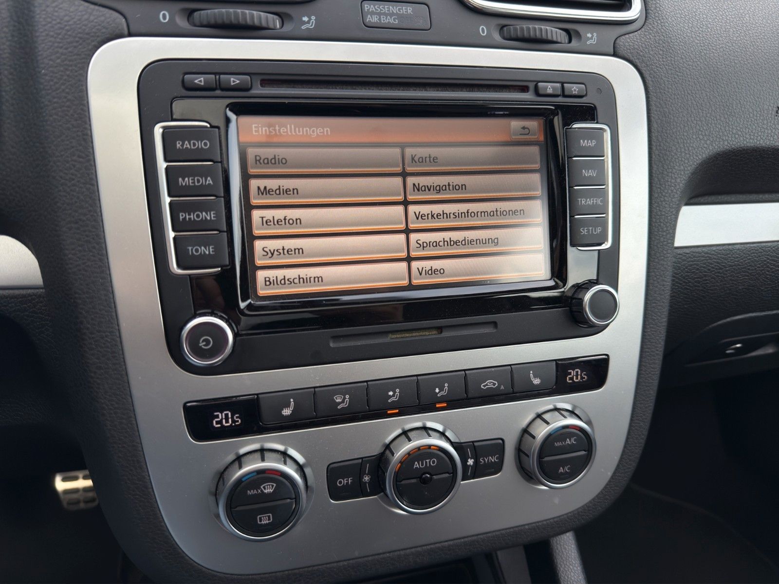 Fahrzeugabbildung Volkswagen Eos Sport&Style *Pano*Kamera*Bi-Xen*Parklenkass*