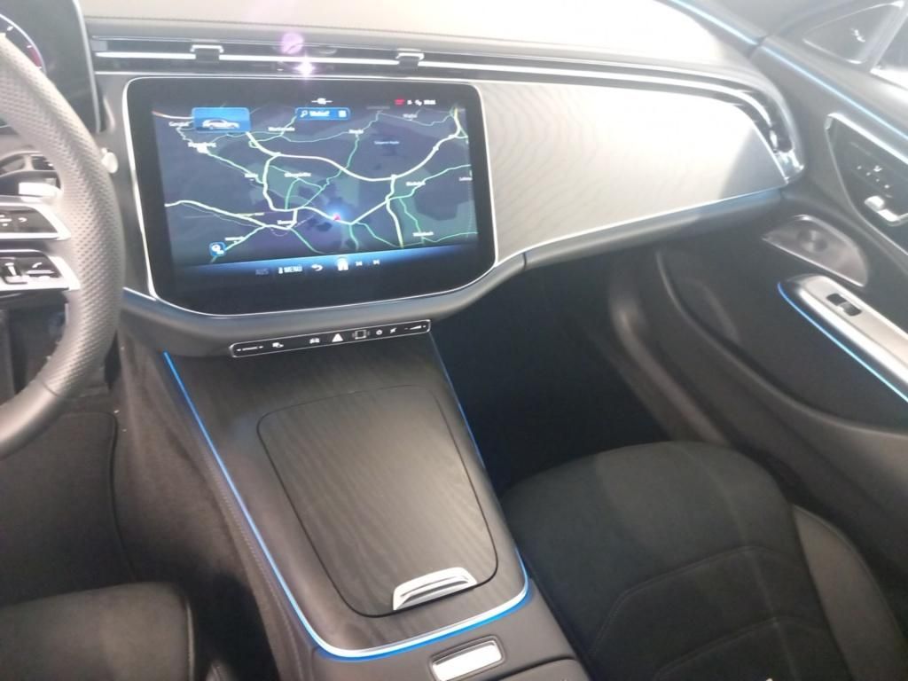 Fahrzeugabbildung Mercedes-Benz E 220 d T AMG*Night*Pano-Dach*Distr*PDC*360°*AHK