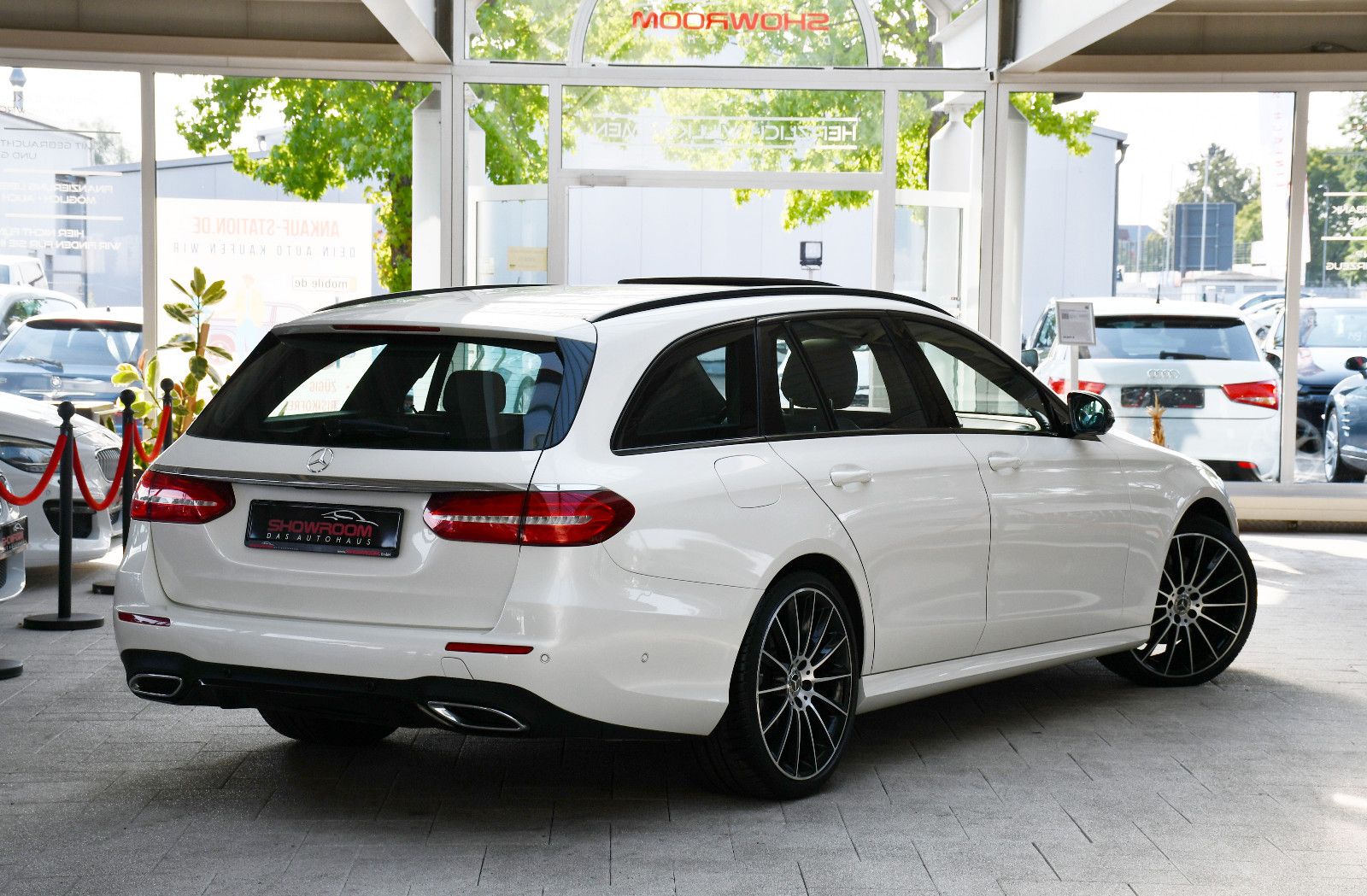 Mercedes-Benz E220d Designo AMG-Line Distronic 360° Ahk 1.Hand foto 2