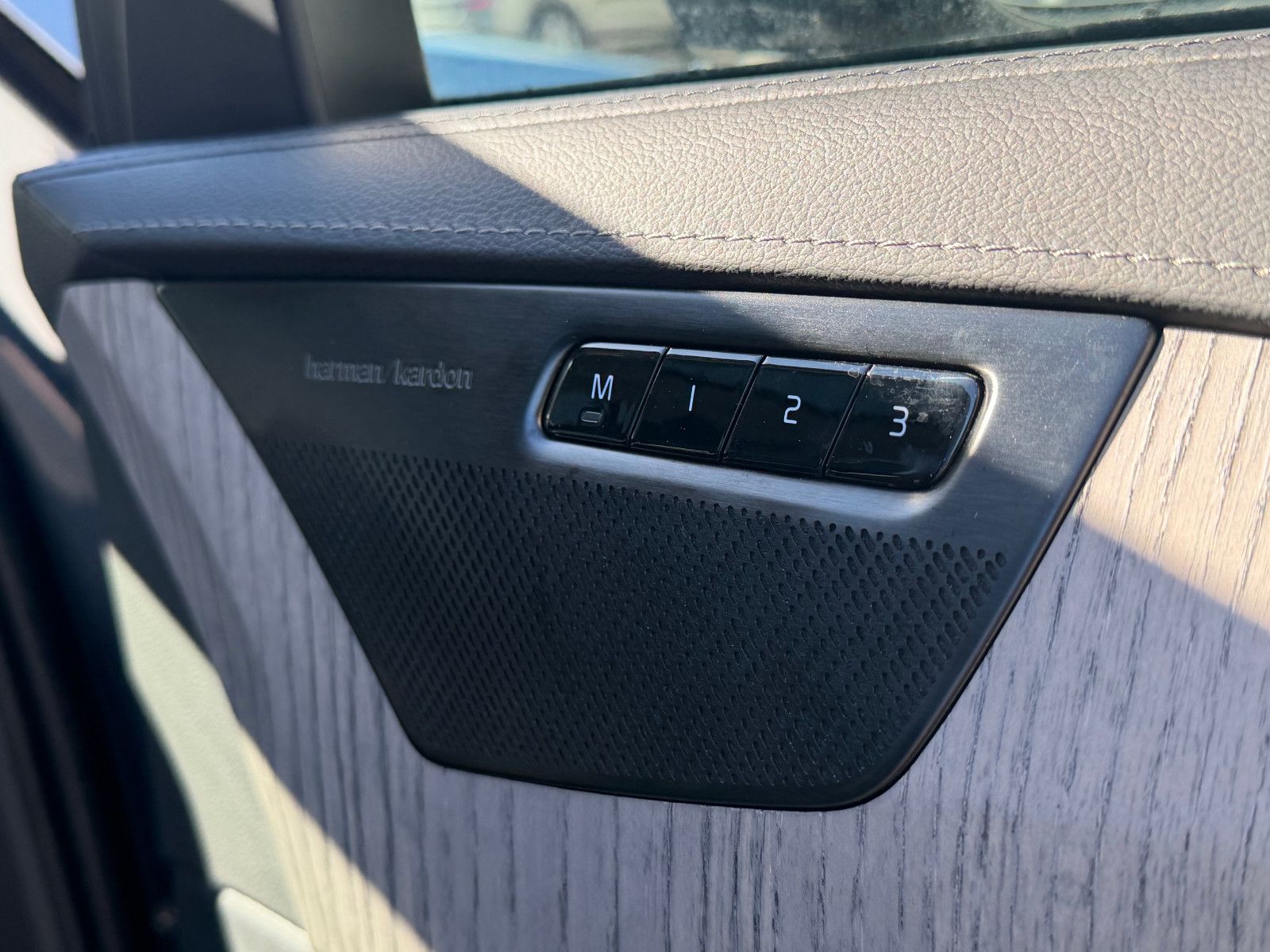 Fahrzeugabbildung Volvo XC90 T8 AWD Ultimate Dark*LUFT*AHK*360°*Massage*